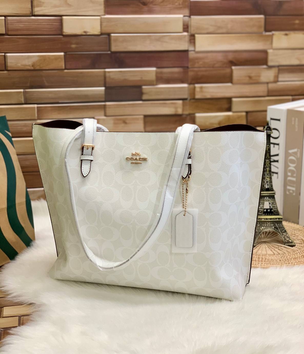 COACH MOLLIE TOTE IN SIGNATURE CANVAS ((1665)) พร้อมส่งอีกครั้ง ห้ามพลาดค่า! กระเป๋าหิ้ว//คล้องไหล่ ใบใหญ่ ทรงTote หนังแท้นิ่มอย่างดีค่ะ ภายในแบ่ง2ช่องใหญ่ สามารถใส่ A4ได้เลย ช่องกว้างมากๆ มีช่องกระเป๋าซิปกลางให้ใส่ของอีกช่องนะคะ