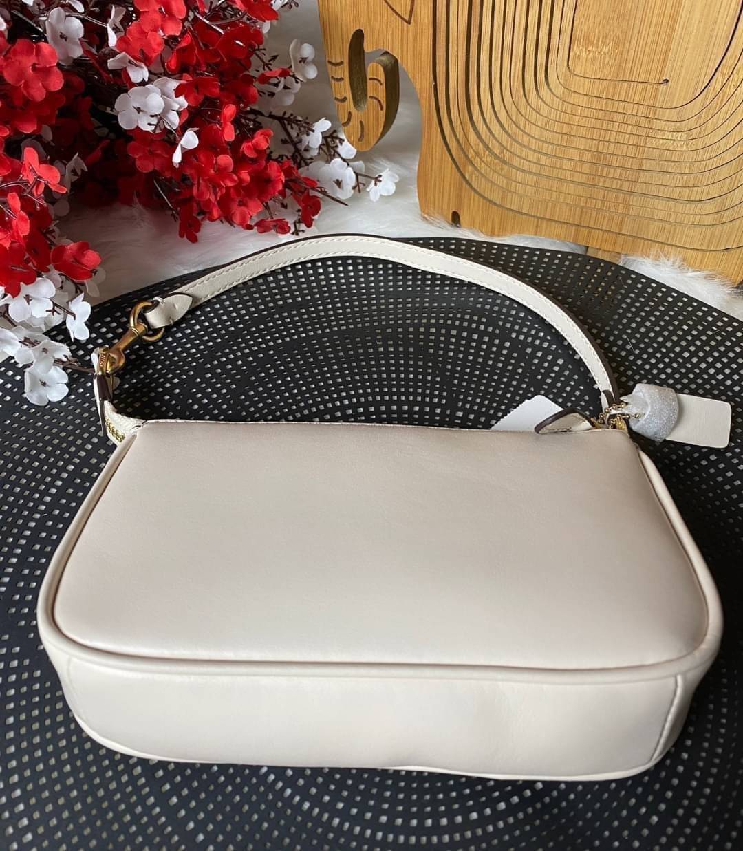 COACH NOLITA DAISY BAG (coach C3356) พร้อมส่งทันทีค่ะ! กระเป๋าหิ้ว//คล้องไหล่ หนังแท้เรียบสวย จุดเด่นด้านหน้าปักดอก Daisy แบบ3D นูนขึ้นมาสวยงามสะดุดดตามากๆค่ะ เปิดปิดกระเป๋าแบบซิป ภายในใส่มือถือได้ทุกรุ่น;กระเป๋าเงินใบกลางได้;มีช่องเสียบบัตร2ช่อง;และช่องใ