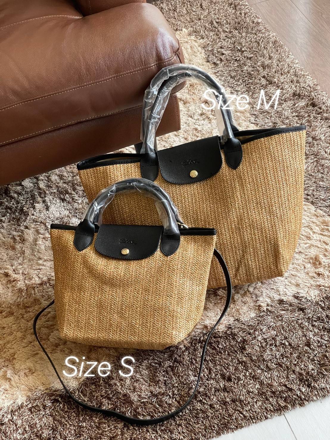 LONGCHAMP LE PLIAGE COLLECTION PAILLE TOP HANDLE BAG มี 3 ขนาด XS/S/M กระเป๋าถือหรือสะพาย งานสาน raffia ปากกระเป๋าตัดด้วยหนังสีดำ ลุคช์สุดเท่ของเหล่า Celebrities กับกระเป๋าปิคนิกสุดฮิตจาก Longchamp อย่าง Le Pliage Paille (เลอ ปลิยาจ ไพล์) ถือเป็นกระเป๋าที