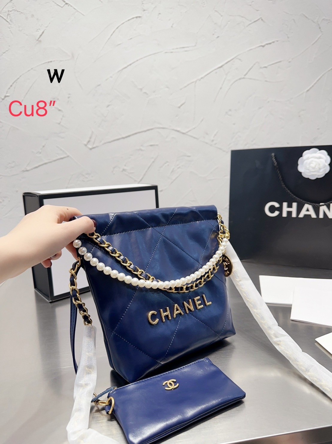 Chanel 22 mini bag with pearls 8" / Chanel Bag พร้อมส่ง กระเป๋าสะพาย สายโซ่อะไหล่ทองพร้อมสายมุกสวยหรู ทรงยอดฮิตในปี 2023 หิ้วหรือคล้องไหล่ได้ มาพร้อมกล่อง อปก ครบเซ็ท รอบนี้จัดราคาพิเศษสุดคุ้มค่ะ ใช้งานต่างประเทศได้ ภาพถ่ายจากงานขายจริง
