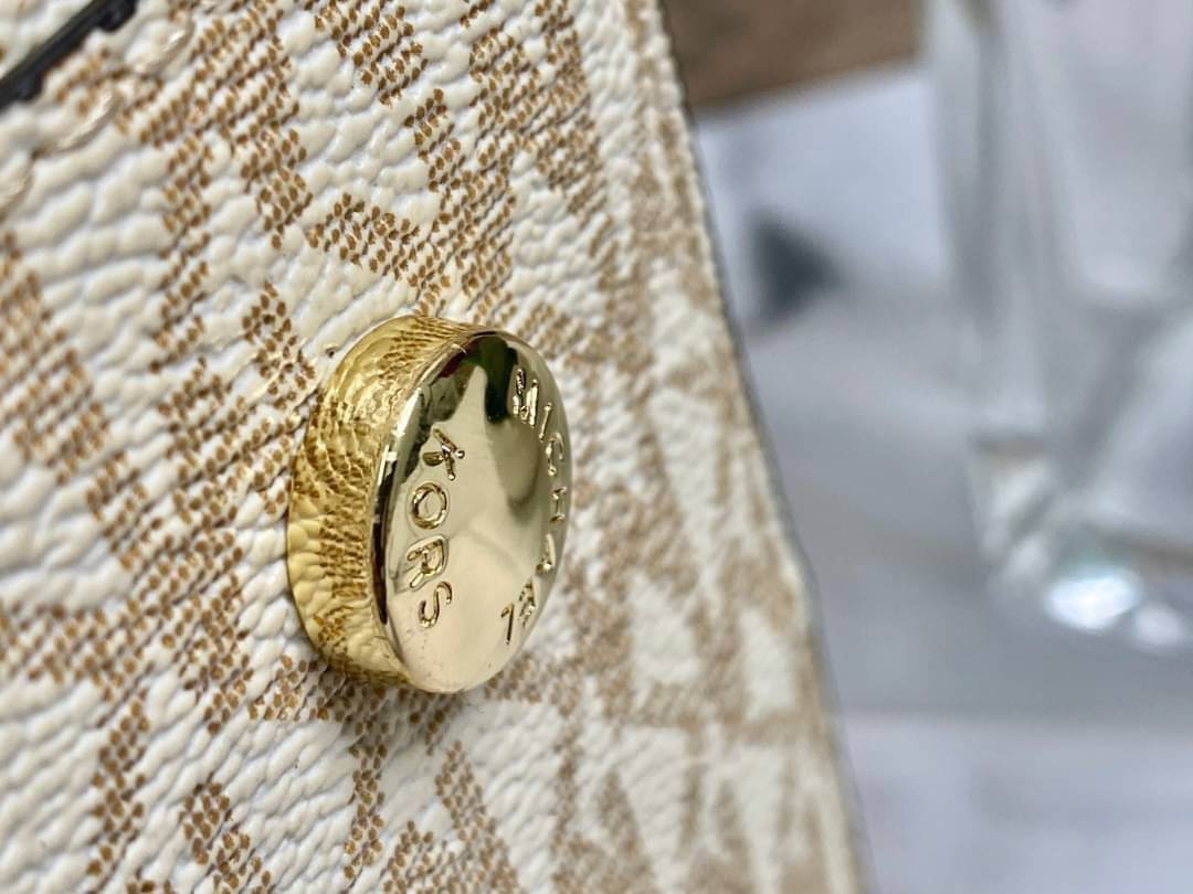 MICHAEL KORS TOTE BAG กระเป๋าสะพายไหล่ทรง Tote ใบใหญ่กำลังดีหนัง Saffiano สวยหรูอยู่ทรง ด้านหน้าประดับโลโก้สีทองสวย และมีช่องใส่2 ช่อง พร้อมอะไหล่ห้อยแบรนด์ ภายในมี 2 ช่องหลัก 1 ช่องซิปกลาง และช่องเล็ก ใส่ของจุกจิก กว้างและจุ ใส่ ipad เอกสาร A4 กระเป๋าสตา