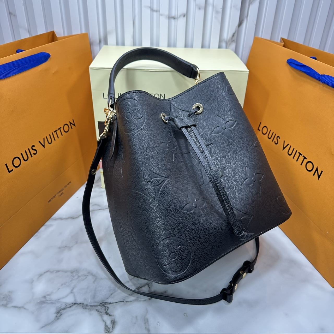 ORI หนังแท้ | LV NeoNoe MM Bucket bag Monogram Flower กระเป๋าสะพายทรงบัคเก็ต เอกลักษณ์ LV และลาย Monogram Flower อันโดดเด่นเพิ่มสไตล์ มีเสน่ห์ชวนหลงใหล
