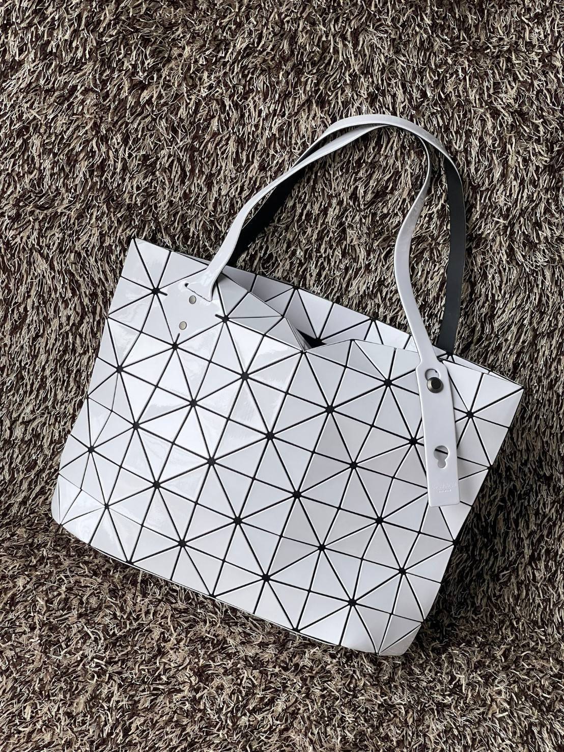 Bao Bao Issey Miyake ROCK MATTE ซีรีส์นี้จะเป็นทรงสี่เหลี่ยมผืนผ้า มีซิปปิดด้านบน ถือเป็นรุ่นที่เหมาะกับการใช้งานในชีวิตประจำวัน สามารถพับมุมและบริเวณด้านล่างของกระเป๋าเพื่อเพิ่มความสะดวกสบายในการใช้งาน ทั้งยังช่วยให้วางกระเป๋าในแนวตั้งได้อีกด้วย แผ่นต่อส