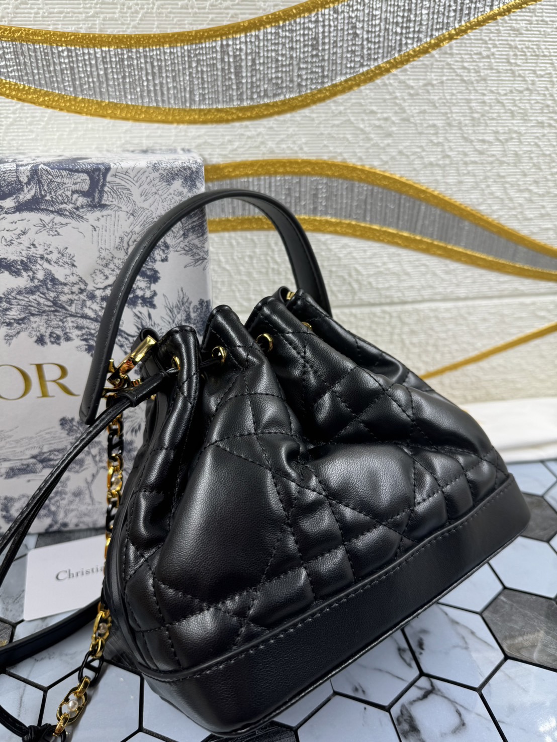DIOR Small Dior Jolie Bucket Bag กระเป๋าทรงถังรูปทรงทันสมัย สง่างามเหนือกาลเวลา เกรดท็อปออริ สลับแท้ 1:1