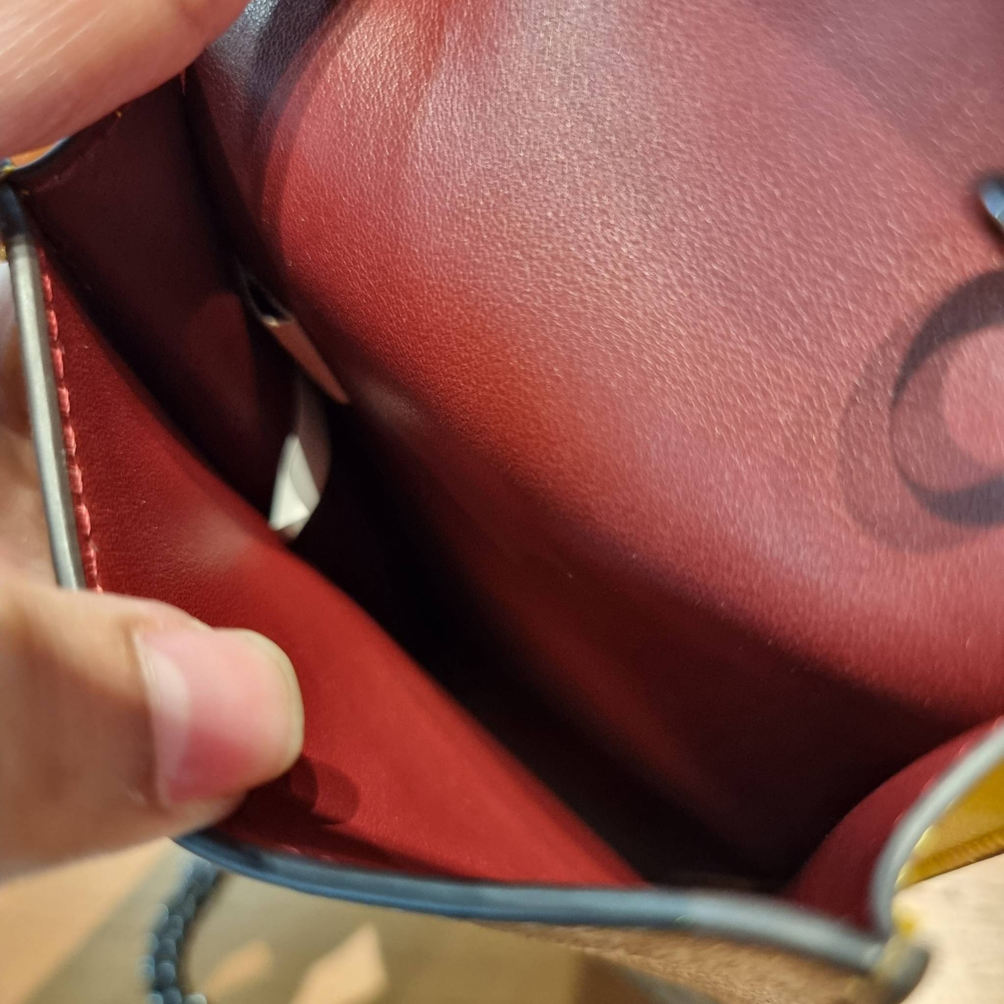 COACH F73486 NORTH/SOUTH PHONE CROSSBODY IN SIGNATURE CANVAS WITH FRUIT 🍒🍓🍋 แจกความสดใสกันอีกครั้ง!! กับกระเป๋าสะพายเอนกประสงค์ Case phone ใส่โทรศัพท์มือถือได้ทุกรุ่น ดีไซน์ลายผลไม้ฉ่ำๆ สวยมีเสน่ห์ 💖 วัสดุหนังแคนวาสคุณภาพ ฝ