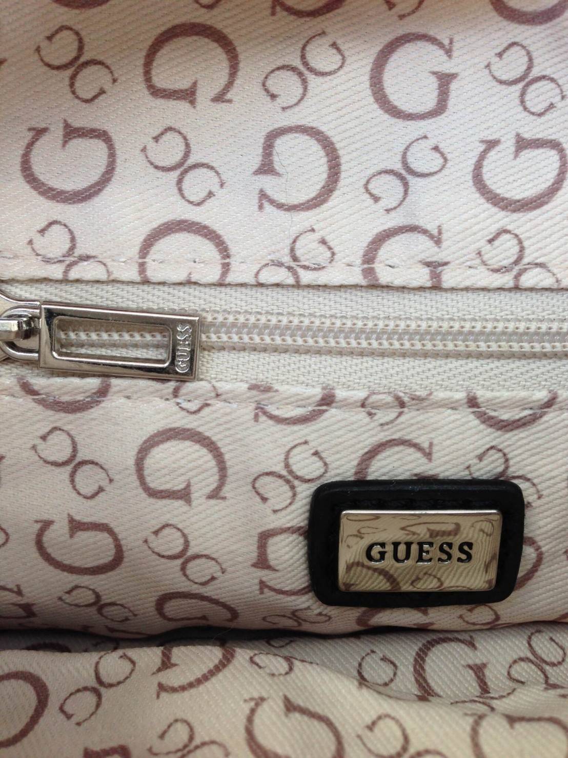 GUESS CROSSBODY กระเป๋าสะพายข้าง ผู้หญิงหรือผู้ชาย สามารถใช้ได้ค่ะ วัสดุหนังแกะสังเคราะห์พิมพ์ลายแบรนด์ ด้านหน้าประดับโลโก้แบรนด์มีเงิน เปิดปิดด้วยซิป น้ำหนักเบา ด้านในบุผ้าพิมพ์ลายเฉพาะของแบรนด์ มีช่องซิปด้านในอีก 1 ช่องค่ะ