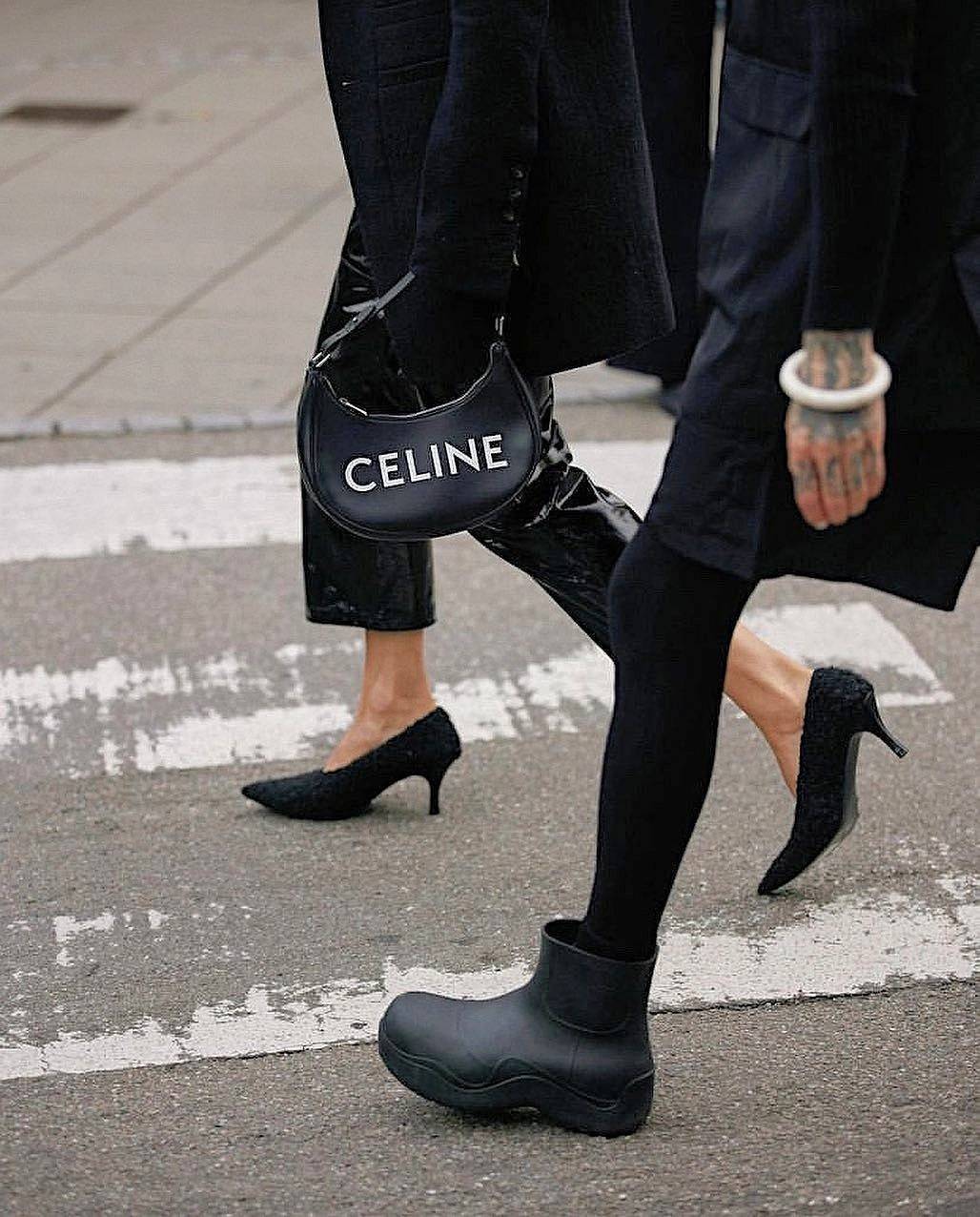 CELINE SHOULDER BAG VIP GIFT WITH PURCHASE (GWP) พรีเมี่ยมกิ๊ฟ Limited Edition จาก CELINE HAUTEPARFUME DUTYFREE COUNTER ดีไซน์ยอดนิยมหนังนิ่มสวยอยู่ทรงเปิดปิดด้วยซิปอะไหล่เงิน ภายในโล่งกว้างมีช่องเล็กสามารถใส่มือถือกระเป๋าสตางค์ใบยาวของใช้ได้จุ หูหิ้วหนัง