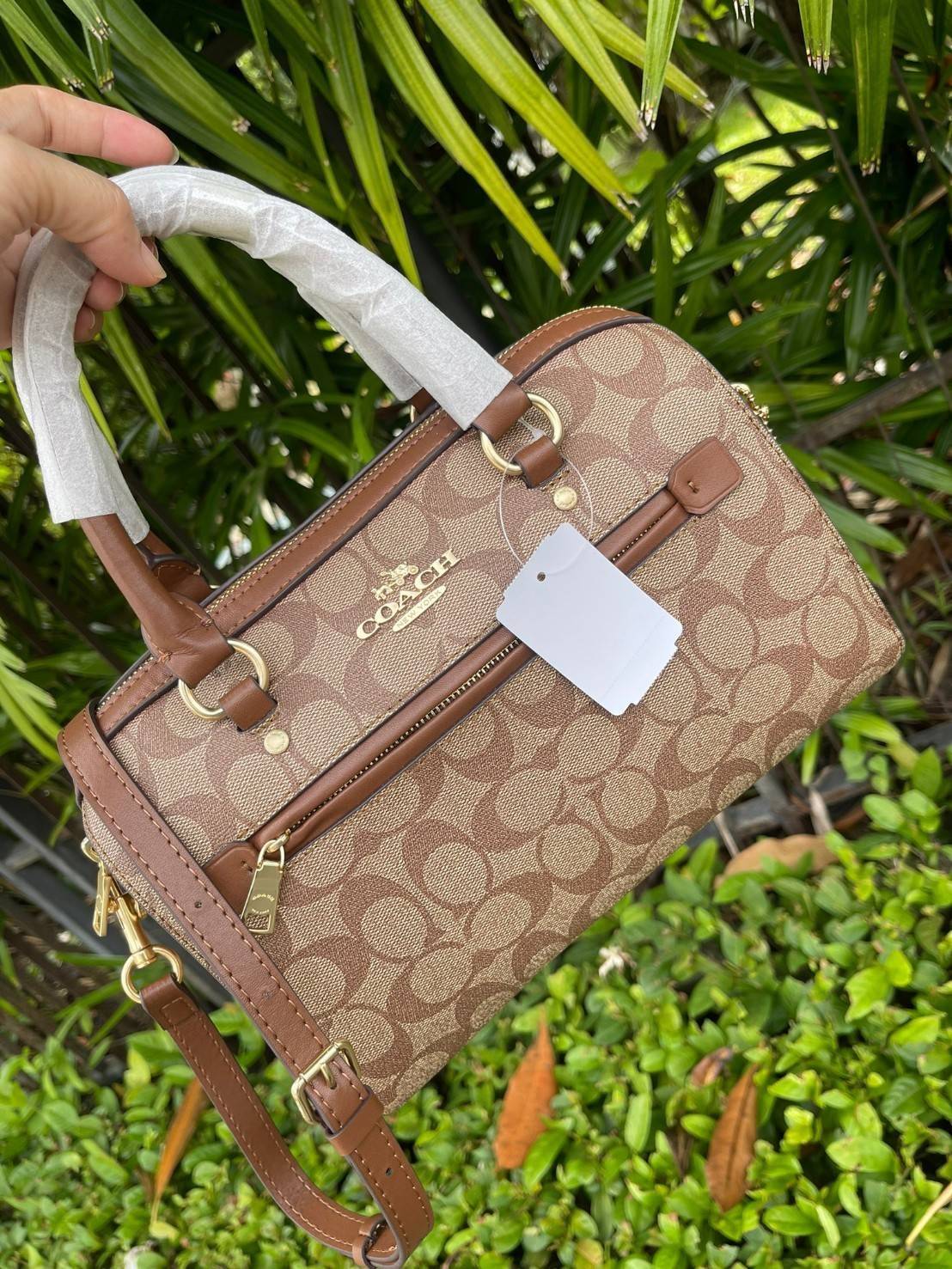 COACH Signature Canvas Rowan Satchel Crossbody จุดเด่นของกระเป๋าทรงsatchel bag คือรูปทรงของกระเป๋าดูแข็งแรง มั่นคง ไม่เสียทรงง่าย มาพร้อมหูหิ้วที่ด้านบนของกระเป๋า ลายแคนวาสที่เป็นซิกเนเจอร์แบบเอกลักษณ์ ช่องใช้งานทุ้งภายในและภายนอก นอกจากนี้ กระเป๋าประเภทน