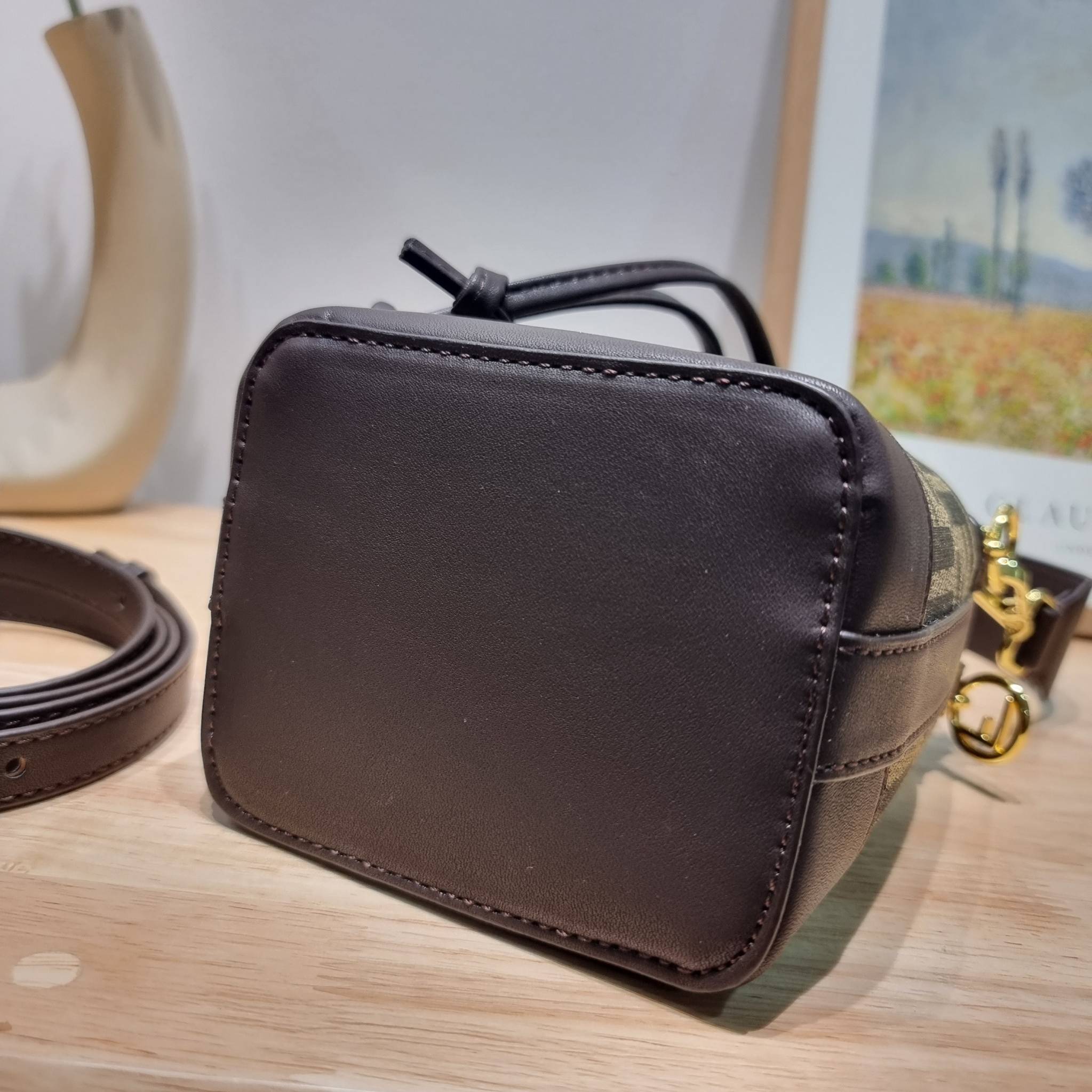 FENDI MINI BUCKET BAG / Fendi Mon Tresor Mini Brown Bag กระเป๋าสะพายทรงขนมจีบยอดฮิต ไซส์มินิ ที่น่ารักน่าใช้มาก ดีไซน์สวยอยู่ทรง วัสดุผ้าแคนวาสสลับหนังแท้ ดีเทลห่วงคล้องอะไหล่สวยหรู มาพร้อมสายสั้นคบ้องแขน และสายครอสบอดี้สำหรับสะพายข้าง สลับใช้ได้ไม่จำเจ ภ