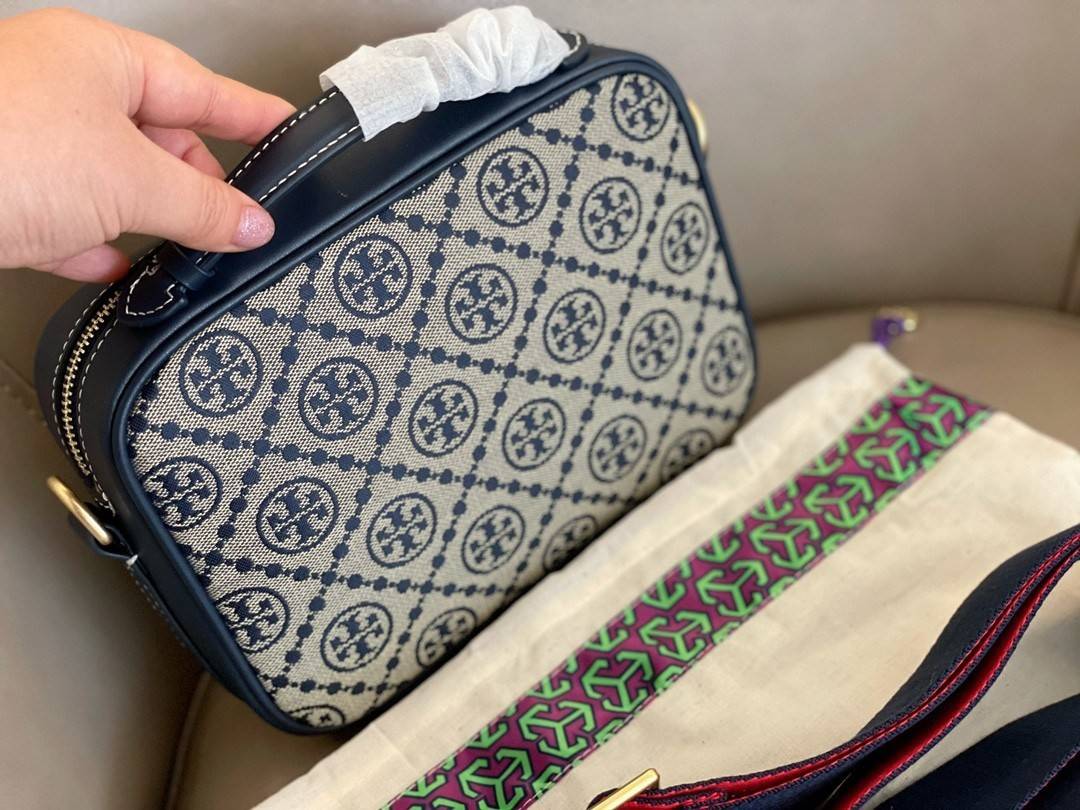 TORY BURCH T MONOGRAM JACQUARD CAMERA BAG การออกแบบที่เรียบง่าย แต่ยังคงความหรูหราเอาไว้ โดดเด่นด้วยลวดลาย T Monogram