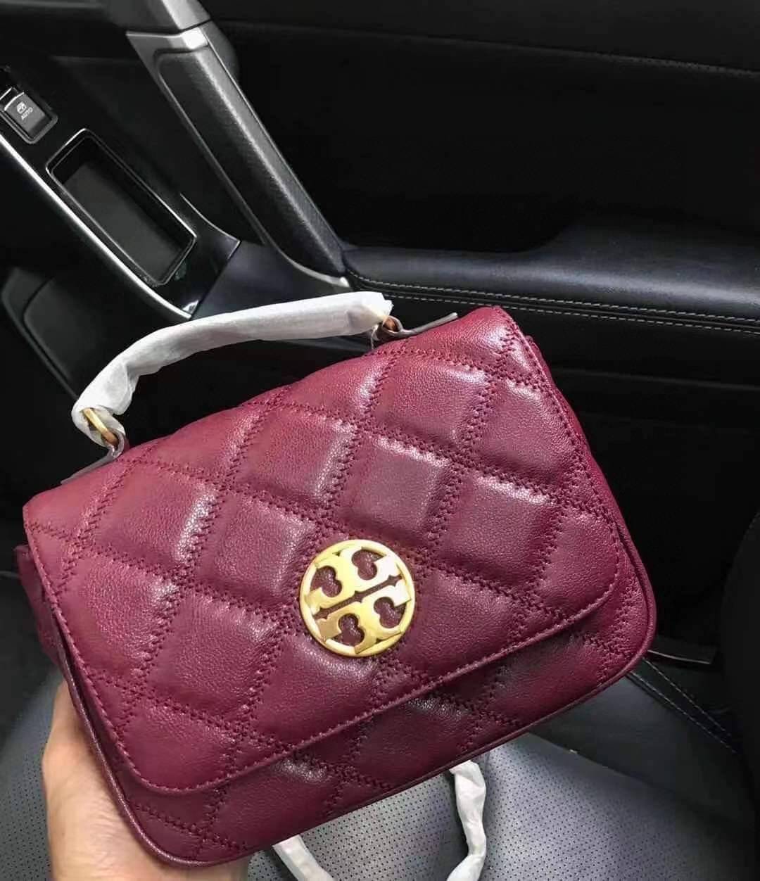 Tory Burch Willa Mini Top Handle Bag พร้อมส่งที่ไทย ใบจริงคือสวยสุดดไปเลยค่าา! กระเป๋าสะพายข้างหรือหิ้วก็เก๋ไปอีกเลยค่ะ! หนังแท้อย่างดี ลายนวมนิ่มมือดีมากค่ะ ด้านหน้ามีอะไหล่โลโก้แบรนด์ เปิดปิดกระเป๋าแบบกระดุมแม่เหล็ก ภายในสามารถใส่กระเป๋าเงินใบกลางได้;มื