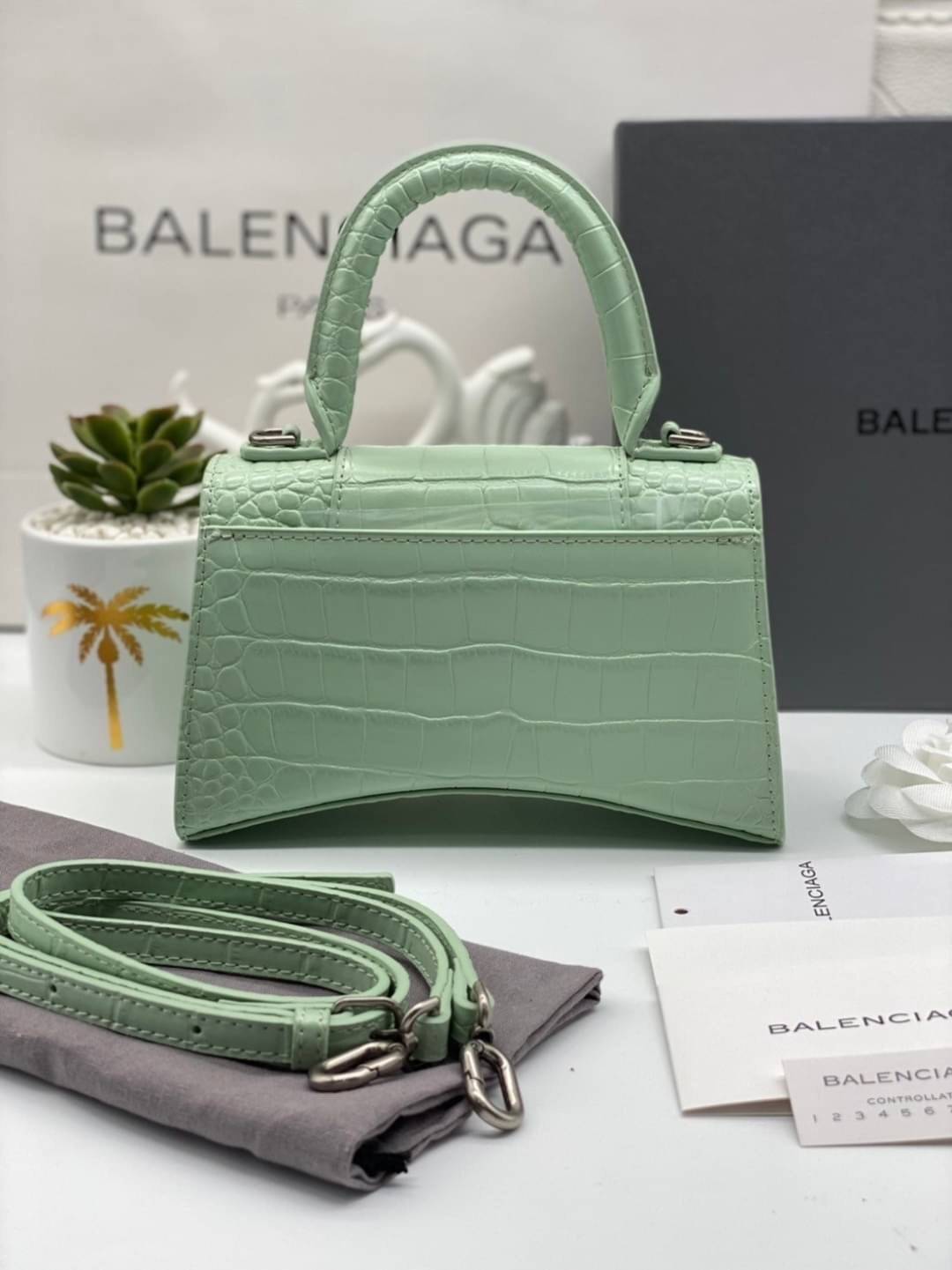 หนังแท้ BALENCIAGA HOURGLASS TOP HANDLE XS Shiny crocodile embossed calfskin การสร้างสรรค์ที่มีเอกลักษณ์เฉพาะตัว หรูหรา โทนสีโดดเด่น วัสดุหนังแท้ลายจระเข้ ภายในโล่งกว้างหนังแนปป้าอย่างดี เกรดออริจินอล ตอบโจทย์ได้ทุกลุค ทุกไลฟ์สไตล์ ภาพสินค้าถ่ายจากงานขายจ