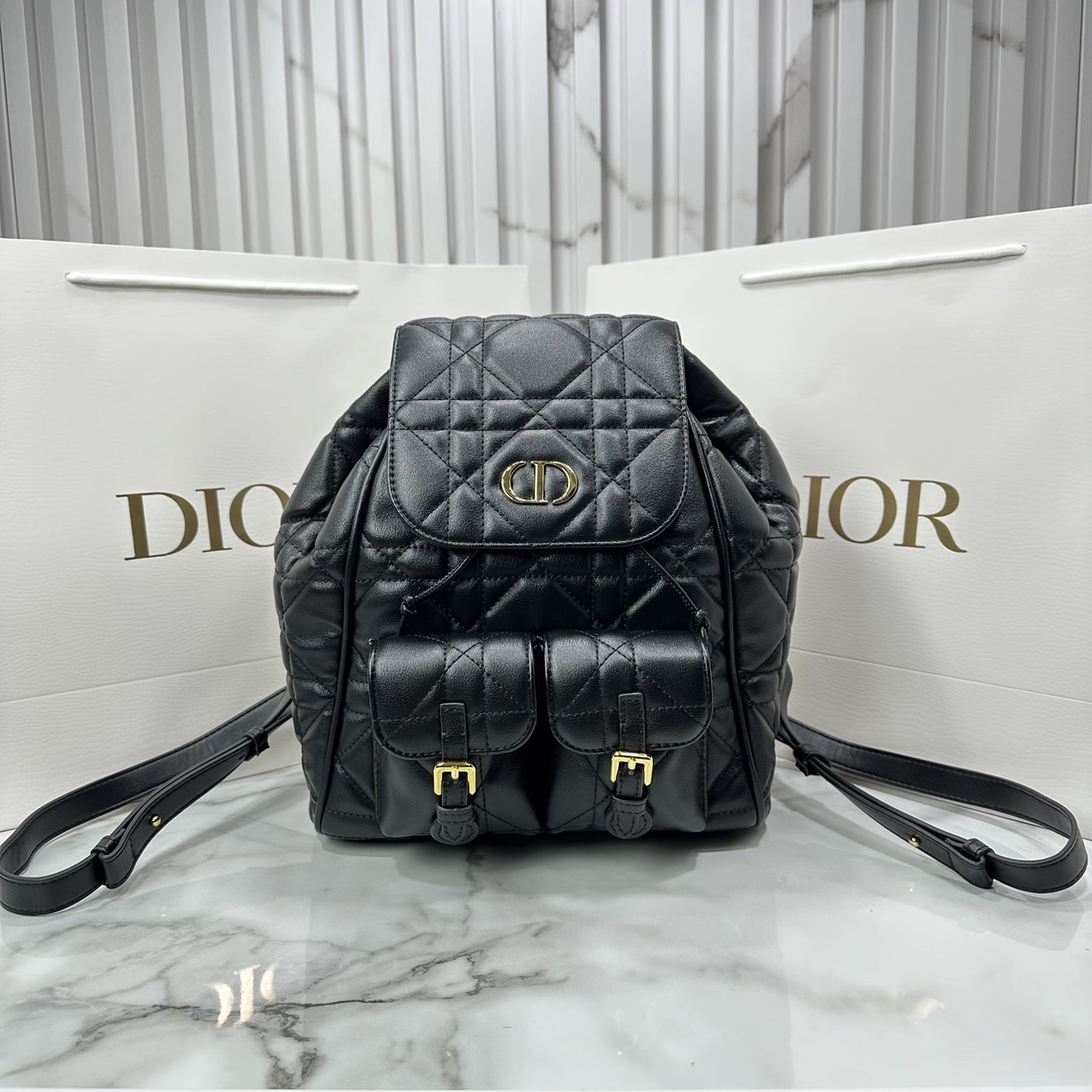 DIOR Medium Dior Caro Backpack Biscuit Macrocannage Leather กระเป๋าเป้สะพายหลังคาโร Cruise 2025 งานหนังเต็มใบ ดีไซส์ทันสมัยและสง่างาม ขนาดกลางใช้งานง่าย 🤍 สินค้าเกรดออริจินอล 1:1 หนังแท้ สลับแท้