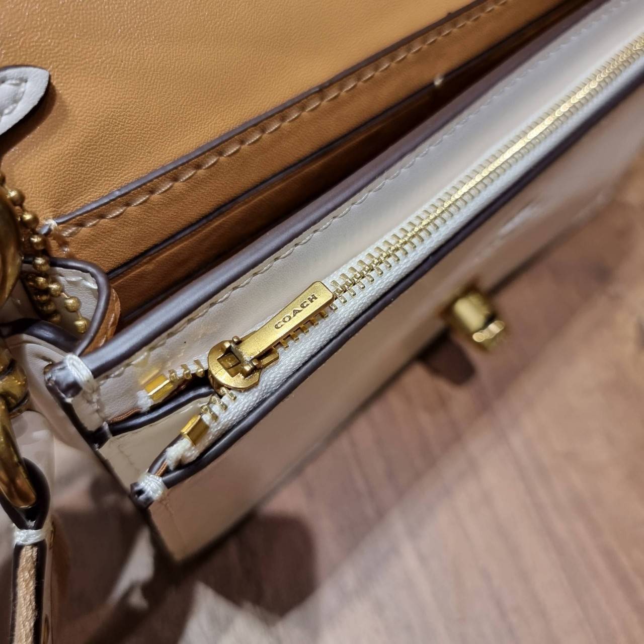 COACH C3824 FOLDOVER CROSSBODY CLUTCH IN SIGNATURE JACQUARD คลัทช์เก๋ๆที่สาวๆตามหา 2IN1 ไปอีกหนึ่ง!! กระเป๋าสะพายทรงคลัชท์ ใช้งานได้ถึง 2 แบบ จะพกเดี่ยวๆแทนกระเป๋าสตางค์ หรือคล้องสายสะพายข้าง สะพายชิคๆคูลๆ ก็ได้อีก มันดีงามมากทุกสี เพราะความละมุนของผ้า ja