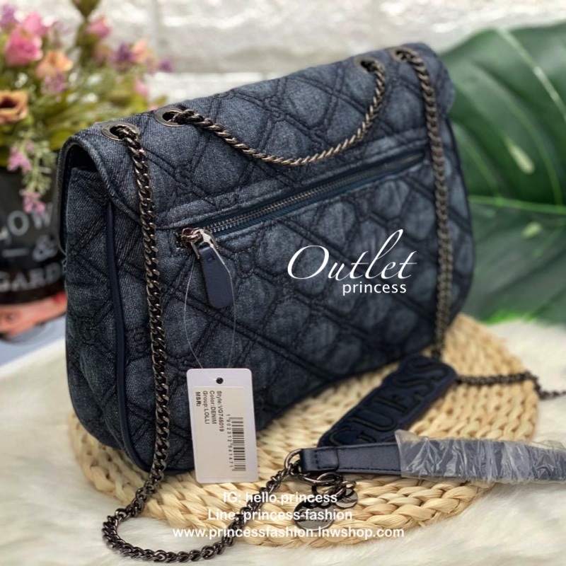 GUESS LOLLI CONVERTIBLE CROSSBODY BAG รุ่นแนะนำค่ะ!! กระเป๋าสะพายข้าง//ทบสายสะพายไหล่ได้ วัสดุหนังลายนวม ด้านหน้ามีอะไหล่โลโก้แบรนด์ เปิดปิดกระเป๋าแบบกระดุมแม่เหล็ก ภายในกว้างสามารถใส่ของจุ ใส่กระเป๋าสตางค์ใบยาวได้ค่ะ มีช่องซิปและช่องเล็กใส่ของจุกจิกน่ะค่