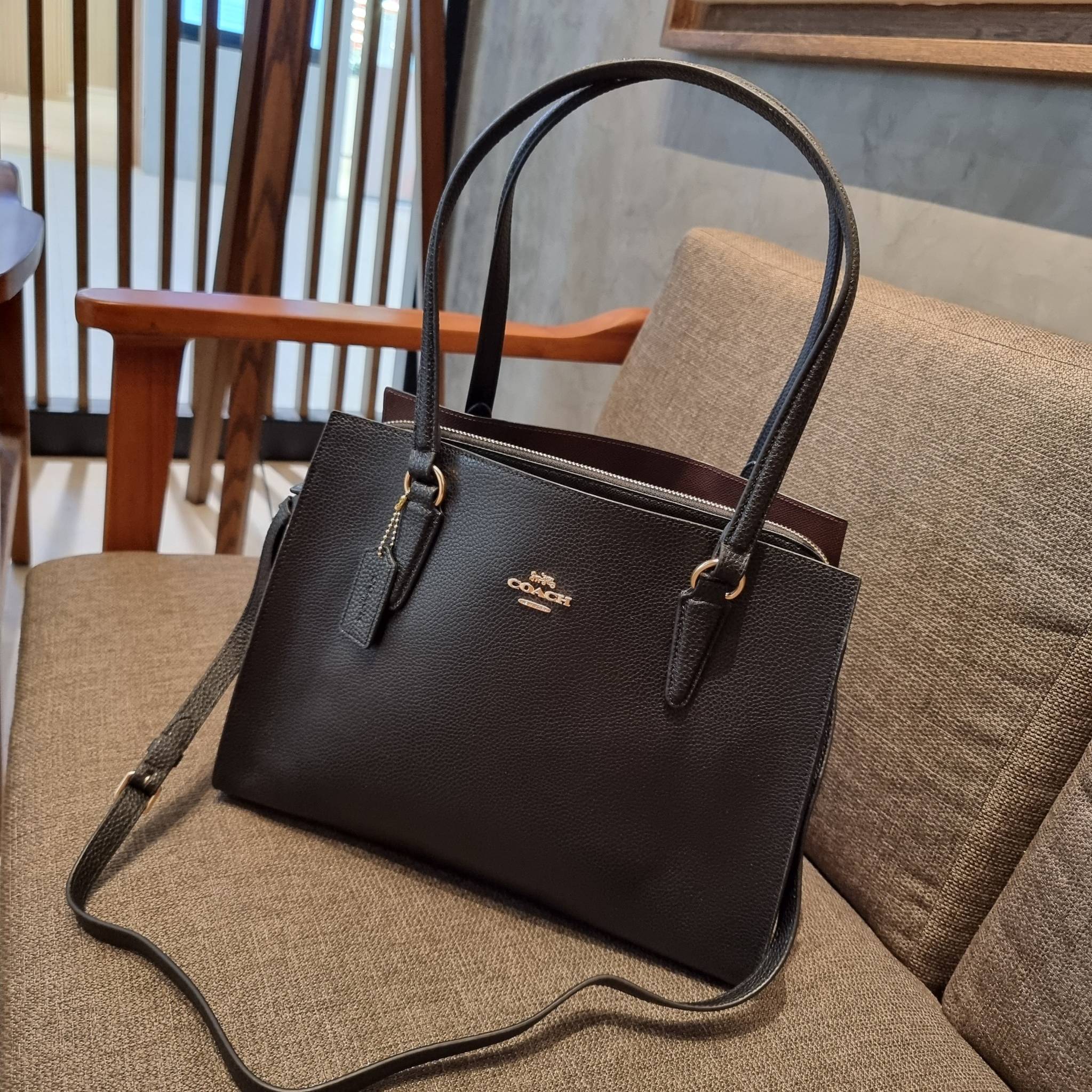 COACH C4075 TATUM CARRYALL IN SIGNATURE CANVAS คอลเลคชั่นใหม่ล่าสุด จัดมาให้ได้สวยก่อนใคร สวยหรูทุกสี!! ลุคผู้ดีต้องมาอีกหนึ่ง กระเป๋าสะพายทรงสวย ที่มาพร้อมสายสะพายไหล่ในตัว และสายครอสบอดี้สำหรับสะพายข้าง วัสดุหนัง crossgrain สวยคมมากๆ ตัวกระเป๋าถูกแบ่งเป