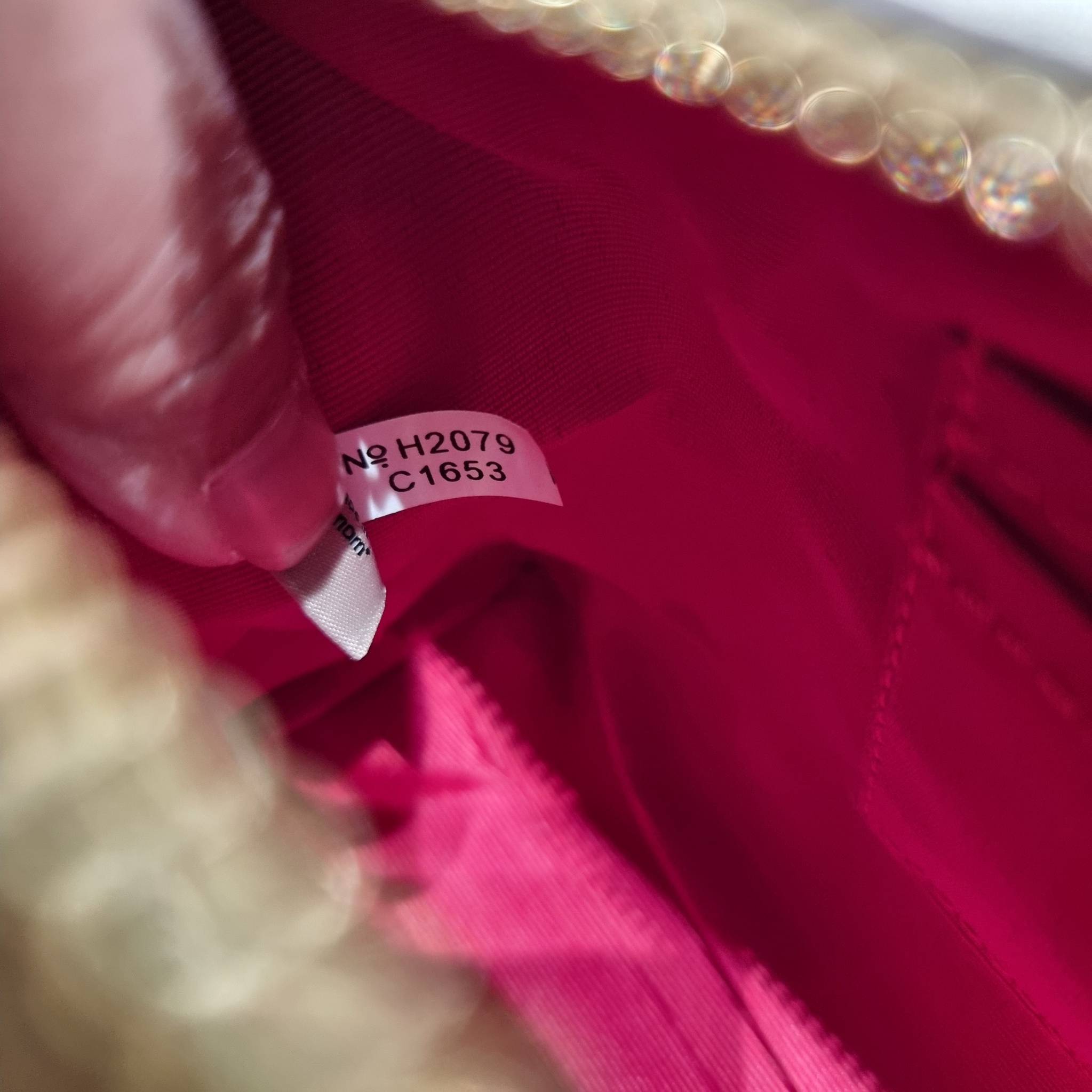 COACH C1653 ZIP TOP CROSSBODY IN RAINBOW SIGNATURE CANVAS คอลเลคชั่นใหม่ ปังและสวยไปอีกหนึ่ง สาวๆตามหาต้องไอเท็มนี้ กระเป๋าสะพายข้าง ใช้งานง่าย สายสะพายในตัว ปรับได้สบายๆ ดีไชน์รูปทรงออกมาคลาสสิค น่าใช้ วัสดุหนังแคนวาส เปิด-ปิดด้วยซิป ภายในเป็นช่องโล่ง มี