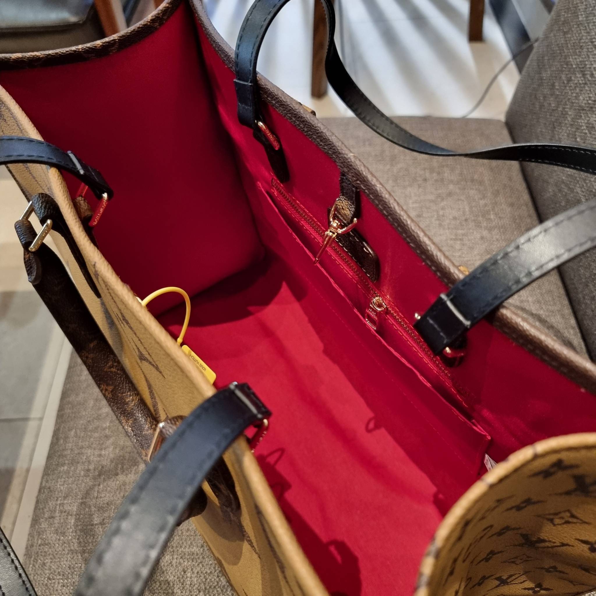 LV crossbody tote bag 10" 16" สเปเชี่ยล gift box set ในราคาที่แสนดี น่าคบหา!! สุดคุ้มและสวยที่สุดยันกล่อง!! ได้ไปยังไงต้องร้องว้าว!! กระเป๋าทรงโท้ทที่สาวๆตามหา ดีไซน์คลาสสิค ผู้ดี หรูหรา โทนสีใช้งานง่าย ได้ทุกลุค ทุกสไตล์ วัสดุหนังแคนวาสคุณภาพ ม