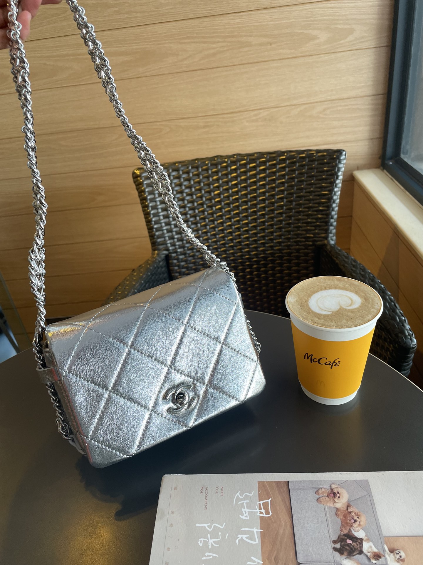 Chanel shoulder bag with chain 8" / Chanel Bag พร้อมส่ง กระเป๋าสะพาย สายโซ่อะไหล่เงินทบสามชั้น หรูหรา งานหนังเรียบสวย มาพร้อมกล่อง อปก ครบเซ็ท รอบนี้จัดราคาพิเศษสุดคุ้มค่ะ ใช้งานต่างประเทศได้ ภาพถ่ายจากงานขายจริง