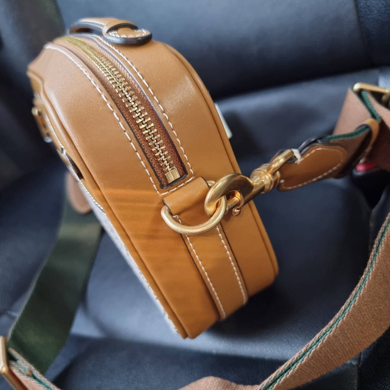 TORY BURCH T MONOGRAM JACQUARD CAMERA BAG ใหม่ล่าสุด ยังไม่เข้าช็อปไทยน้า จัดมาให้สวยเลิศก่อนใคร!! สี hazel ใหม่ หรู ผู้ดีมากๆ กระเป๋าสะพายข้างทรงกล่อง ใช้งานง่าย วัสดุ jacquard woven สลับหนังแท้ มีซิปเปิดปิดด้านหน้า และช่องหลัก ดีไซน์ออกมาให้ดูคลาสสิควิน