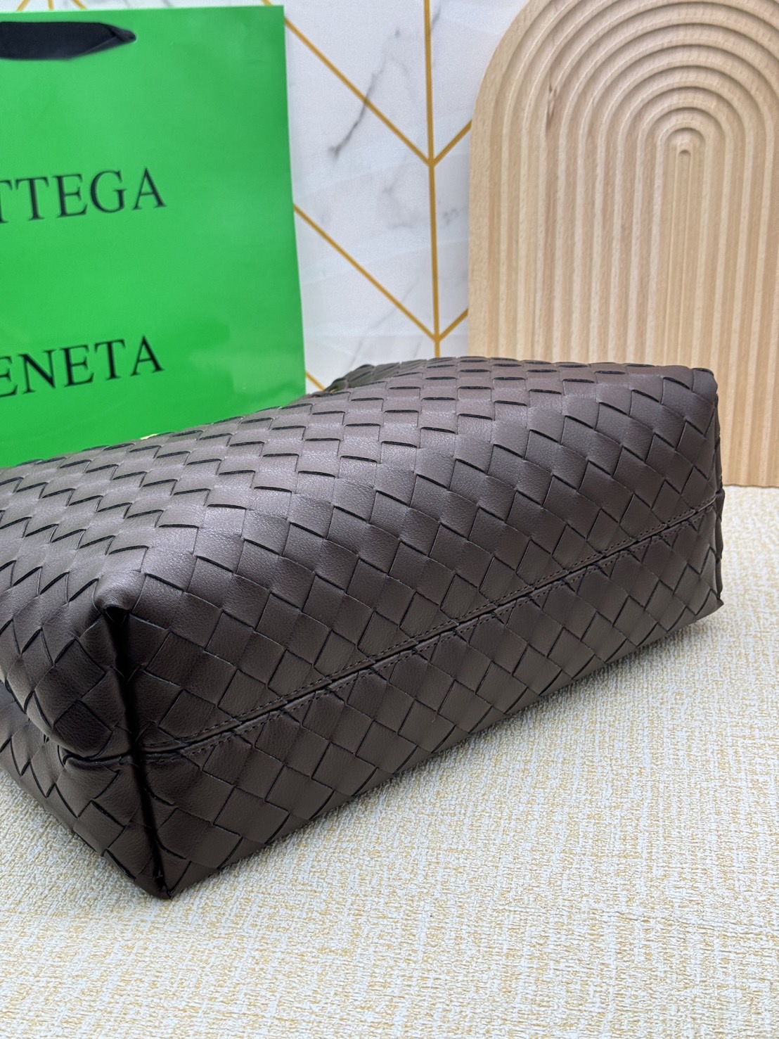 BOTTEGA Medium Andiamo embellished intrecciato leather tote 32cm กระเป๋าสะพายดีไซส์สานเป็นเอกลักษณ์ หนัง nappa นิ่มสวยงาม