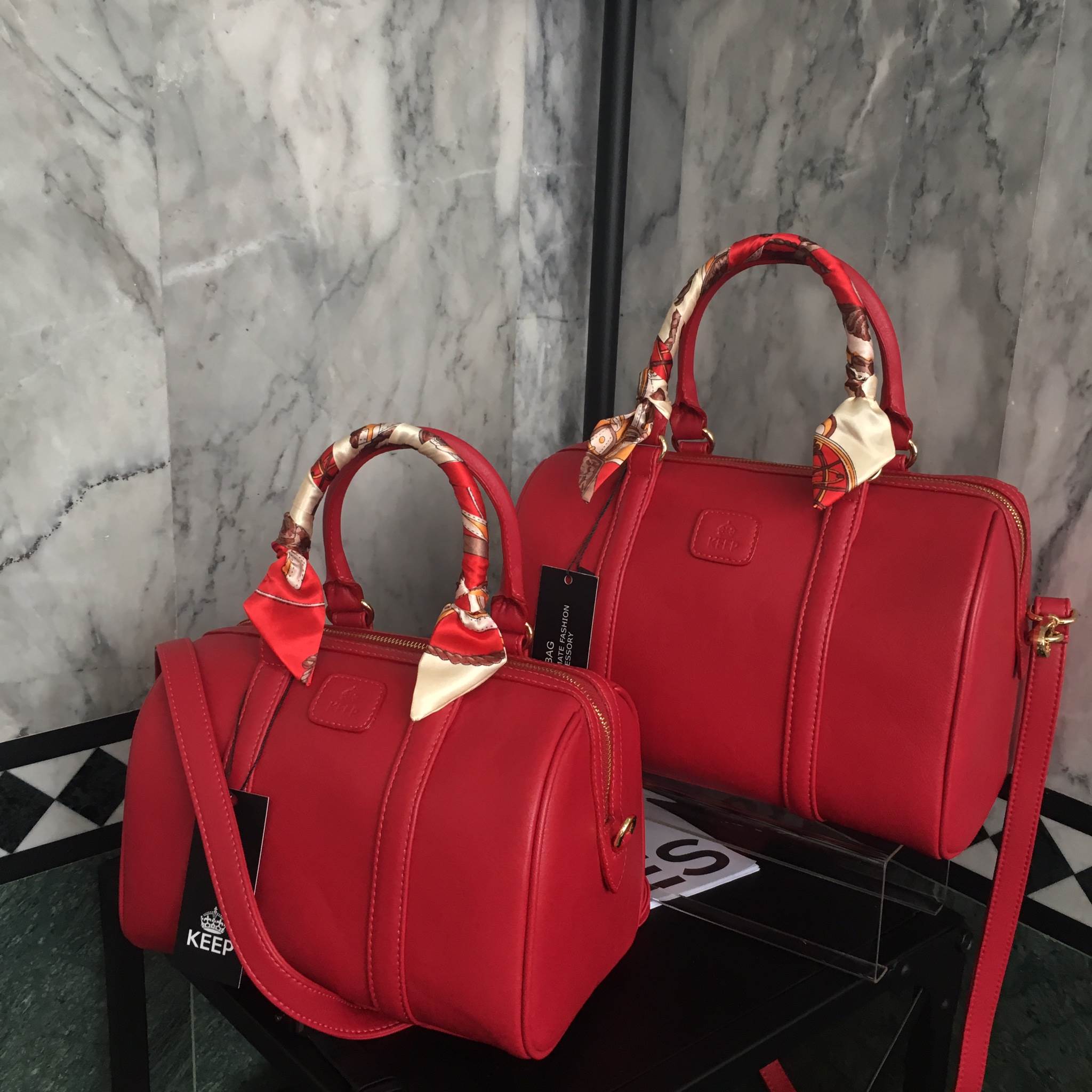 รุ่นใหม่ล่าสุด หนังแกะสวยมากคะ สีเข้าใหม่ >> REDRED รุ่น KEEP sheep leather Pillow bag สวย น่ารัก ขนาดตอบทุกโจทย์การใช้งาน เห็นแล้ว #หลงรักเลยคะ ตัวกระเป๋าขนาดกำลังดี จุของคุ้ม หนังแกะ สวยมาก ดูแลรักษาง่าย ประดับด้วยผ้าพันหูกระเป๋า ทำให้กระเป๋าเก๋ ข