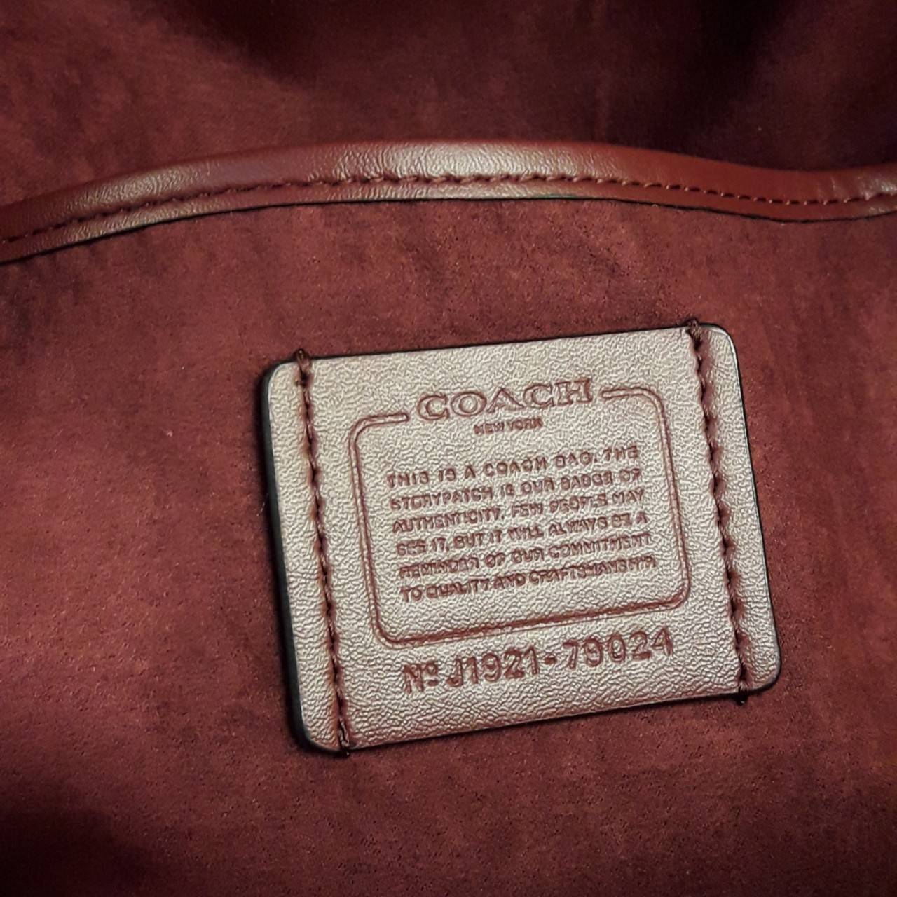 OUTLET 】COACH Barrow Backpack With Horse And Carriage Print And Hearts Oxblood (F79024) โดดเด่น ไม่จำเจ แถมใช้ดีไปอีก< 🌹สวยโดดเด่นอย่างลงตัว💃💃พลาดแล้ว พลาดเลยจ้ารอบนี้ // เป้รุ่นใหม่ canvas ผสมหนังแท้คุณภาพดี หนังนิ่มมือมากๆ ขนา