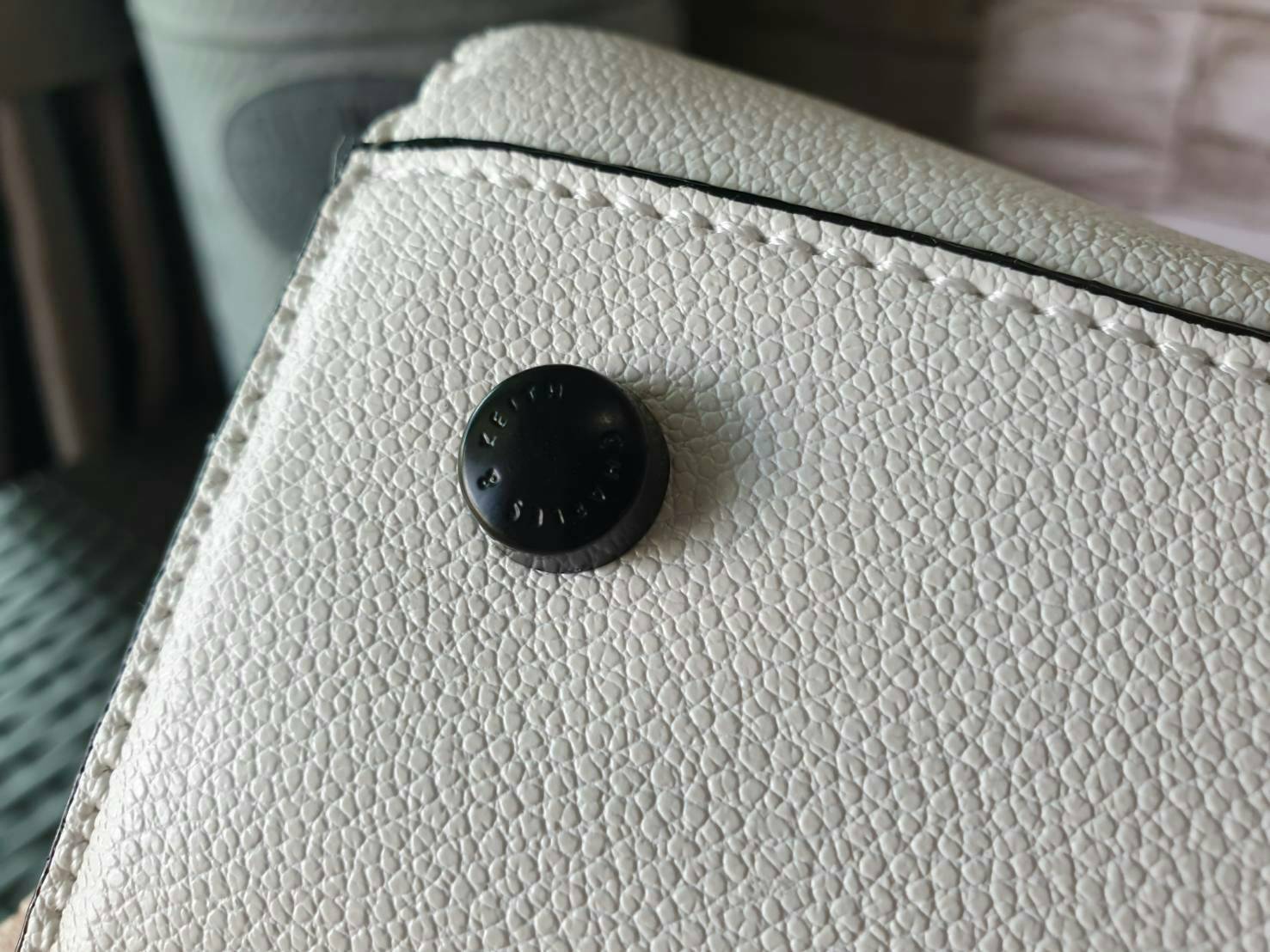 CHARLES & KEITH รุ่น CLASSIC DOUBLE TOP HANDLE BAG CK2-30270225-5 ราคาปกติช้อป (฿2,990.00) กระเป๋าถือ- สะพาย หนังสวยอยู่ทรง สไตล์คลาสสิค เรียบหรู ดูดี ทรงนี้ฮิตตลอดกาล เป็นรุ่นที่ขายดีสุดๆ ไม่มีตกเทรน ด้านหน้าติดโลโก้แบรนด์ อะไหล่ปั้มแบรนด์ มีหมุดรองฐานทั