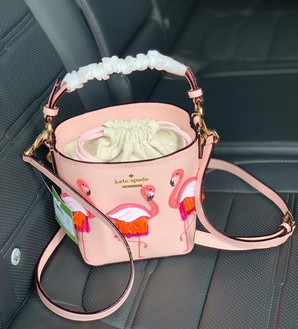 Kate spade new york Flamingo Pippa Bucket Bag 🍭รุ่นแนะนำ ราคานี้หายากแล้วจร้าา กระเป๋าหิ้วหรือสะพายข้างได้ ทรงถัง วัสดุหนังแกะแท้ สัมผัสหนังนิ่มมือดีมากๆค่ะ ด้านหน้าแต่งรูป Flamingo ดูเก๋มากๆค่ะ มีอะไหล่แบรนด์ ปากกระเป๋าแบบหูรูด ภายในกระเป๋าโล่ง ใ