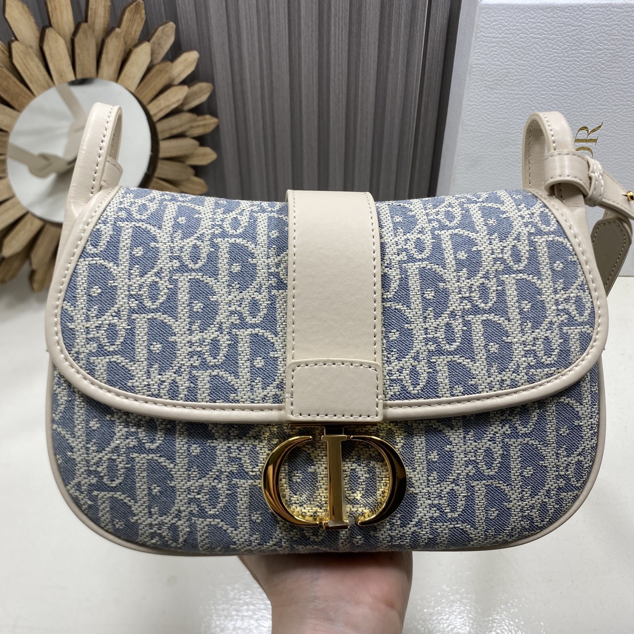 ORI หนังแท้ | DIOR Satchel Medium 30 Montaigne Dior Oblique jacquard fabric กระเป๋าสะพายไอเทมใหม่ประจำ Fall 2025 ยกระดับไลน์ 30 Montaigne ด้วยดีไซน์แบบแคชชวลที่เสริมด้วยรายละเอียดสุดประณีตบรรจง จากผ้าแจ็กการ์ดลาย