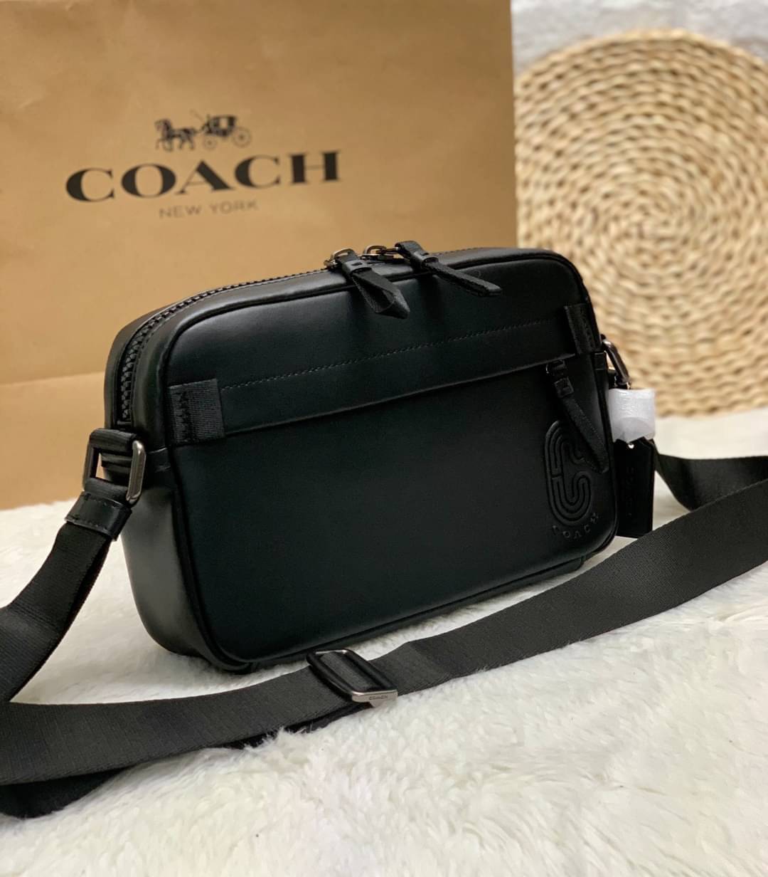 COACH EDGE CROSSBODY IN SIGNATURE CANVAS กระเป๋าสะพายครอสบอดี้ร์ วัสดุหนังแท้ หนังนิ่มอย่างดีค่ะ ด้านหน้ามีช่องซิปซ่อนให้หนึ่งช่อง เปิดปิดช่องหลักแบบซิปคู่ภายในกว้าง ใส่ของได้จุเลยนะคะ มีช่องซิปและช่องเล็กให้อีก2ช่อง;ด้านหลังกระเป๋าเป็นช่องโล่งใส่ของอีกช่