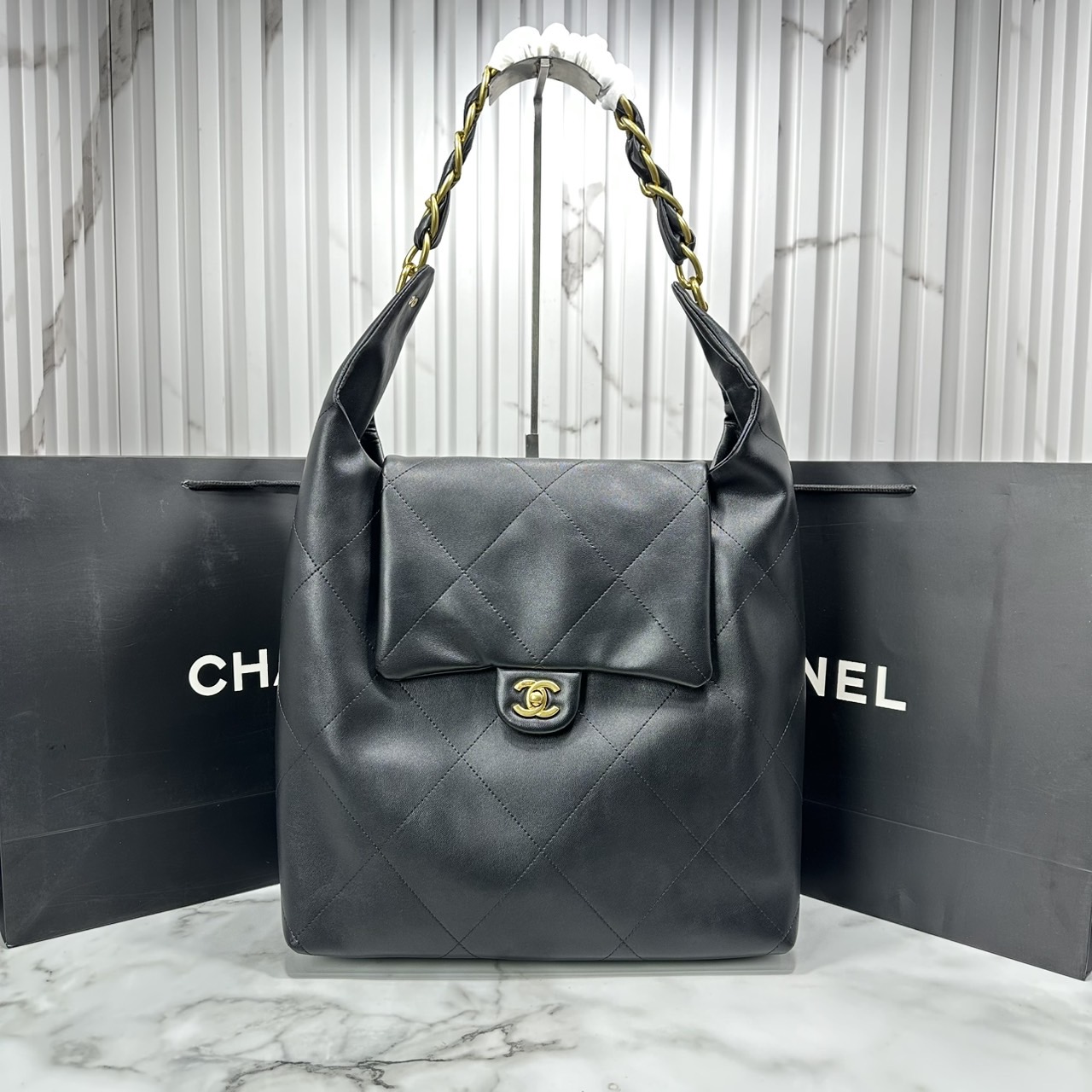 ORI หนังแท้ | CHANEL Large Hobo Bag กระเป๋าสะพายทรงโฮโบใบใหญ่ ภายในโล่งกว้างจุของได้เยอะ มาพร้อมใบเล็กสะดวกใช้งาน รุ่นใหม่สําหรับ Fall 2025