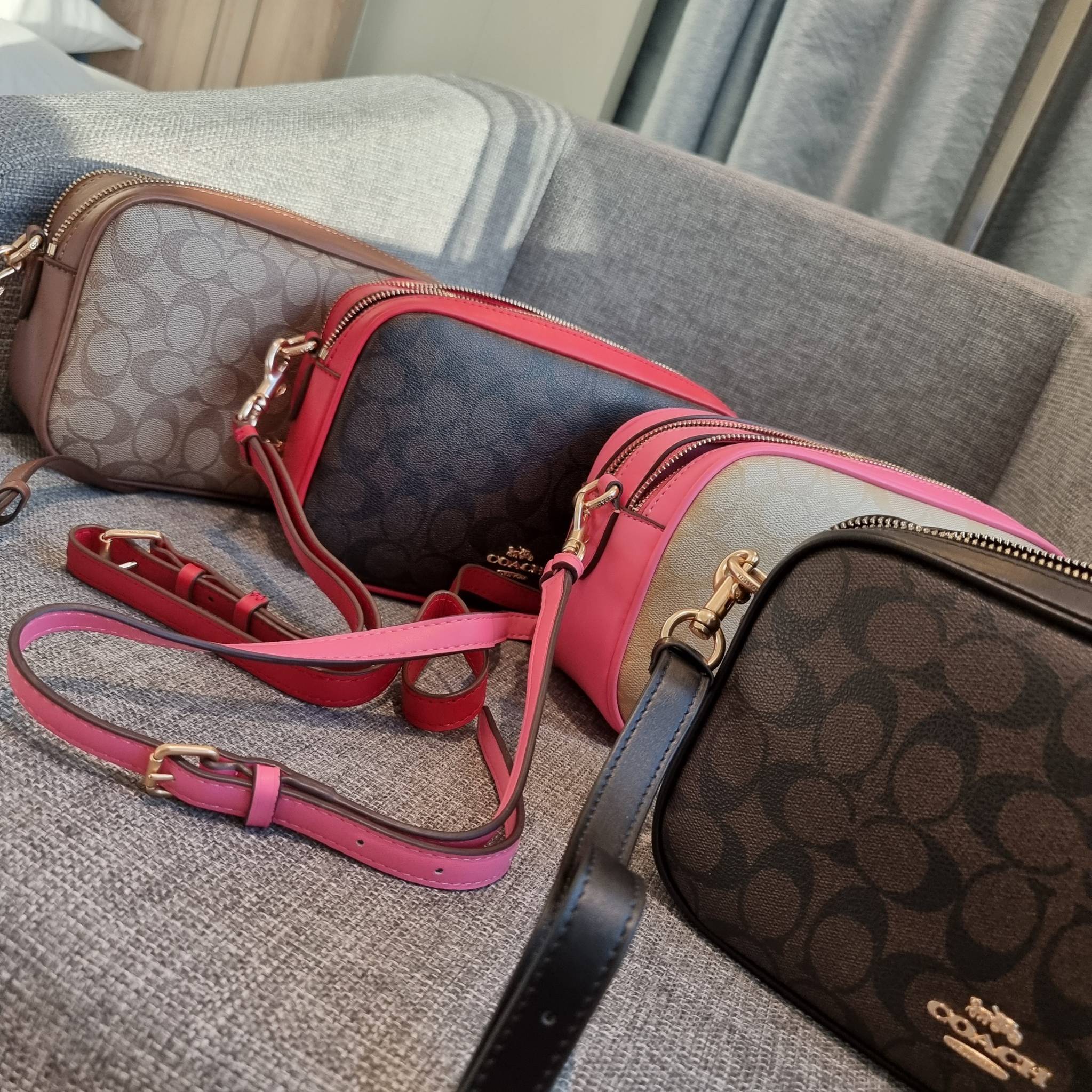 OUTLET 】COACH F68168 JES CROSSBODY IN SIGNATURE CANVAS รุ่นยอดฮิต!! กระเป๋าสะพายข้าง รุ่น 2 ซิป ใบใหญ่จุใจ สีคลาสสิคขายดี!! วัสดุหนังแคนวาสเคลือบลาย เปิด-ปิดด้วยซิป 2 ช่องหลัก ใช้งานง่าย ทรงสวยมากๆรุ่นนี้ มาพร้อมสายสะพาย crossbody ปรับได้ตามตัว ภายในใส่ขอ