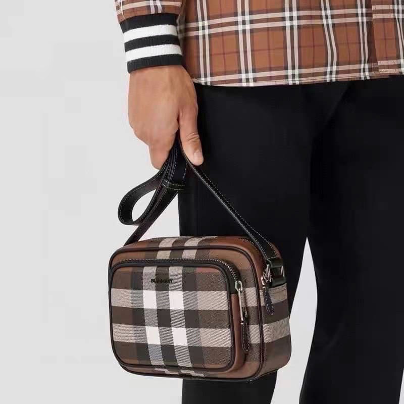 Burberry Vintage Check And Leather Crossbody Bag / Burberry Check Crossbody รุ่นใหม่ล่าสุด คุณผู้ชายช็อปด่วนค่า 🇬🇧 NEW ARRIVAL วัสดุ CANVAS อยู่ทรง ด้านหน้มีช่องซิปใส่ของหนึ่งช่อง ช่องหลักปิดเปิดด้วยซิป Rare items เด็ดๆแบบนี้ห้ามพลาดน้าาา