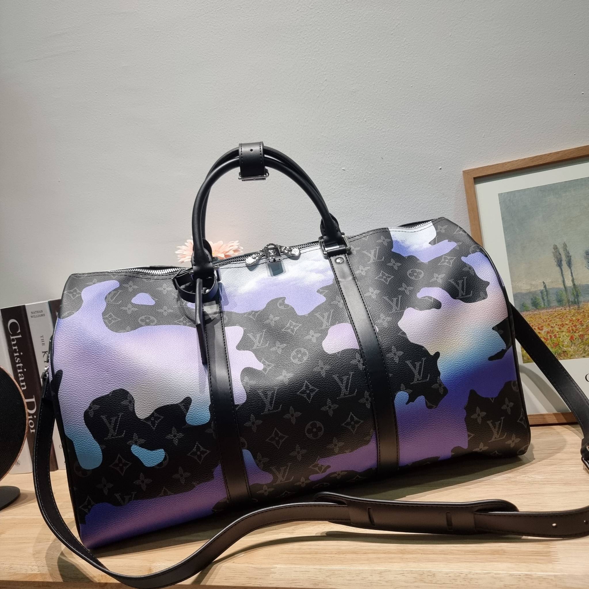 LV KEEPALL 45B BAG กระเป๋าเดินทางสุดคลาสสิค KEEPALL BANDOULIERE MONOGRAM ECLIPSE REVERSE MULTICOLOR สะท้อนแรงบันดาลใจจากคอลเล็คชั่น “Room with a View” สำหรับสิ้นปี 2022 ทึ่ใครๆก็เฝ้ารอ ไอเท็มที่จะทำให้การเดินทางไม่ธรรมดาอีกต่อไป ด้วยดีเทลความเป็นเอกลักษณ์