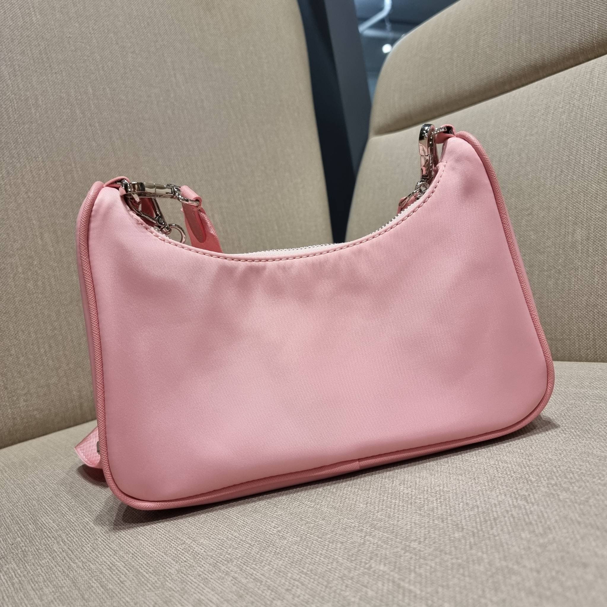 VIP 🥂 PRADA RE-EDITION 2005 RE-NYLON SHOULDER BAG ไอเท็มสุดปัง ที่ฮิตตลอดกาลไม่ว่าจะปีไหนๆ จัดให้ครบทั้งสีขายดีและสีใหม่ล่าสุด ที่สายคุณหนูห้ามพลาด!! กับกระเป๋าสะพายทรงคลาสสิค เหมาะเป็น everyday bag มากๆ วัสดุผ้าไนล่อนคุณภาพ พร้อมใบลูก ไว้ใส่เหรีย