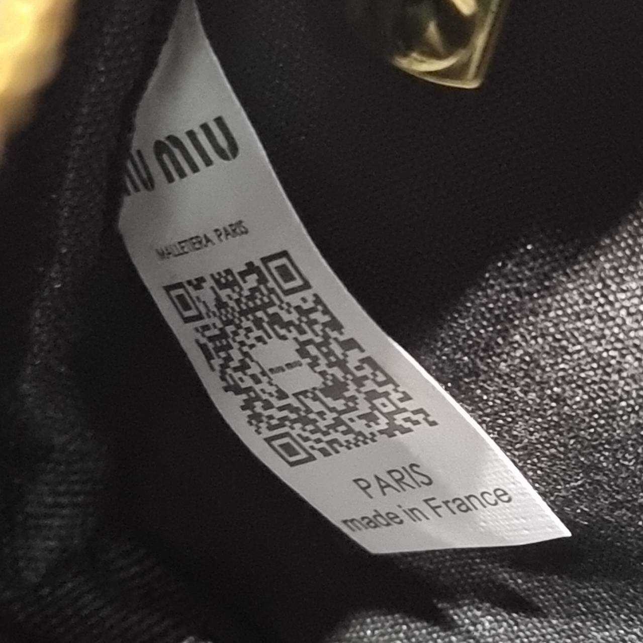 MIU MIU ARCADIE METELASSE MINI LEATHER BAG กระเป๋าถือ/สะพายสุดชิค ที่ไม่มีตอนนี้คือพลาด ดีไซน์เพิ่มดีเทล ด้วยการเดินด้ายเป็นเอกลักษณ์ สวยดูแพง