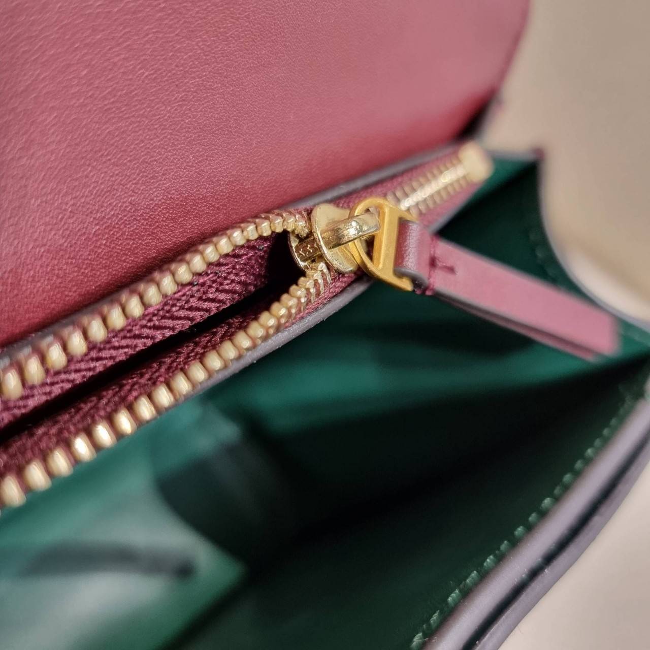 TORY BURCH ELEANOR SMALL CONVERTIBLE SHOULDER BAG ฮอตไอเท็ม รุ่นนี้ขายดีขายหมด คัมแบค!! สวยหรู คุณหนู ผู้ดี!! หายากมากที่สุด!! กระเป๋าสะพายข้าง ดีไซน์อยู่ทรง ขนาดกำลังสะดวกใช้สำหรับสาว วัสดุหนังแท้เต็มใบ สีทูโทน เปิด-ปิดด้วยแถบแม่เหล็ก ภายในแบ่งสัดส่วนได้