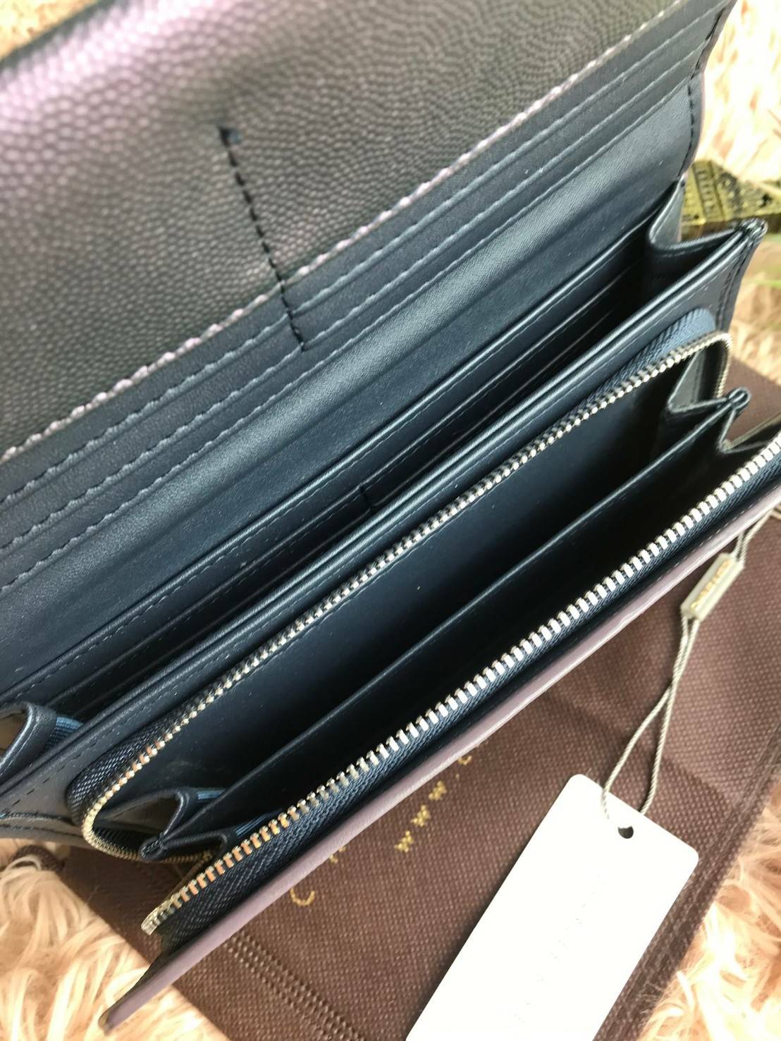 CHARLES & KEITH TASSEL DETAIL LONG WALLET รุ่นขายดี!! กระเป๋าสตางค์ใบยาว ขนาดกำลังพอดีมือ วัสดุหนังลายคาเวียร์ เปิดปิดด้วยแถบแม่เหล็ก มีดีเทลที่หัวซิปอะไหล่ทองเป็นพู่สั้นๆกำลังดี ภายในมีช่องซิป ช่องธนบัตร และช่องเสียบการด์แยกเป็นสัดส่วน ด้านหลังมีช่องเพิ่