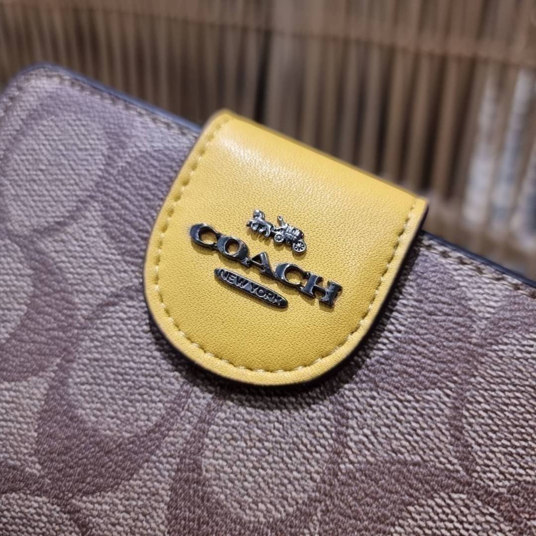 COACH C0082 MEDIUM CORNER ZIP WALLET IN SIGNATURE CANVAS ฉุดยังไงก็ไม่อยู่กับความปังของรุ่นนี้ ดีไซน์ใหม่สวยซ่อนหรู กระเป๋าสตางค์ใบกลาง 👛 เป็นไอเท็มสุดฮิต ที่ไม่ควรพลาด พกพาสะดวก ขนาดกำลังเหมาะมือ วัสดุหนังแคนวาสเคลือบลาย ภายในมีช่องใส่บัตร ใส่ธนบ