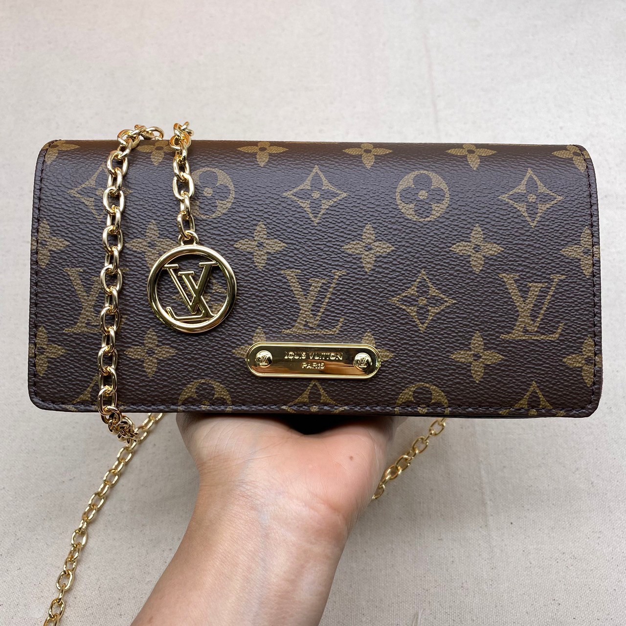 LV Wallet On Chain Lily Monogram Canvas / LV BAG พร้อมส่ง กระเป๋าสะพายทรงพอช คลาสสิค ดีไซน์เรียบหรู **รอบนี้จัดราคาพิเศษสุดคุ้ม งานสวยเกินราคาค่ะ