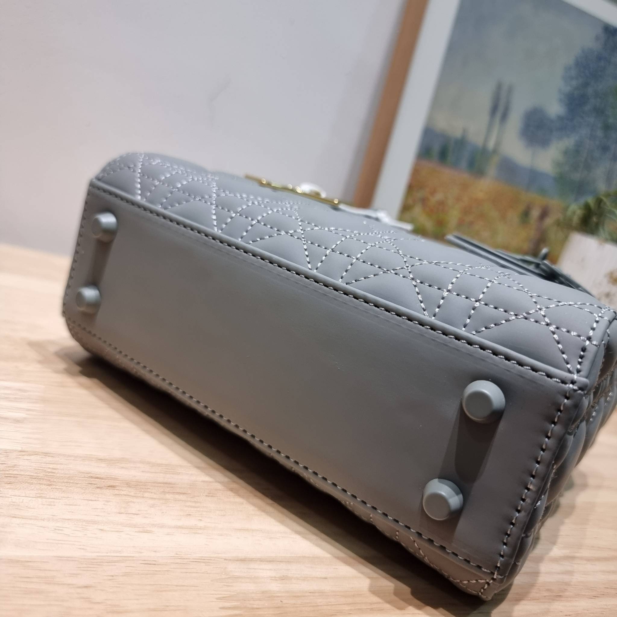 SMALL LADY DIOR MY ABCDIOR BAG Ultramatte Cannage Calfskin / CD LADY ULTRAMATTE BAG พร้อมส่ง กระเป๋าสะพายข้าง ดีไซน์เรียบง่าย แต่แฝงไปด้วยความหรูหรา ทรงกล่องคลาสสิค โดดเด่นด้วยพวงกุญแจอะไหล่สีเดียวกับตัวกระเป๋า ผิวแมทท์ ลายเส้นซ้อนทับสวยงาม