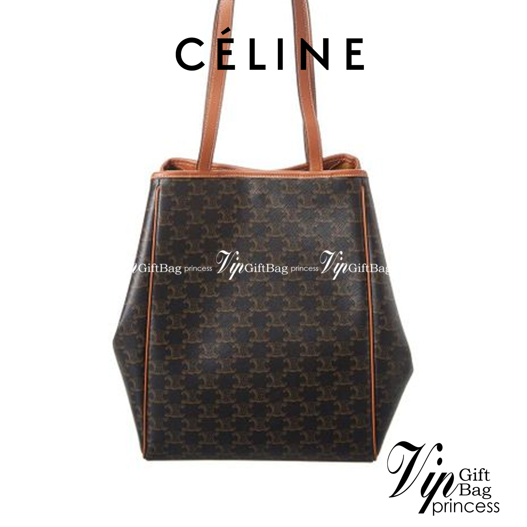 Celine Medium shopping bag in Triomphe canvas มาในรูปแบบ กระเป๋า Shopping Bag ใบสวยสง่า เป็นกระเป๋าดีไซน์เรียบง่าย แมตช์ได้กับทุกชุด ผลิตจากผ้าแคนวาสชนิดพิเศษซึ่งโดดเด่นด้วยลายเอกลักษณ์ของ Triompe เป็นใบที่เหมาะกับการใช้ประจำวันเป็นอย่างมาก ด้วยรูปทรงสี่เ