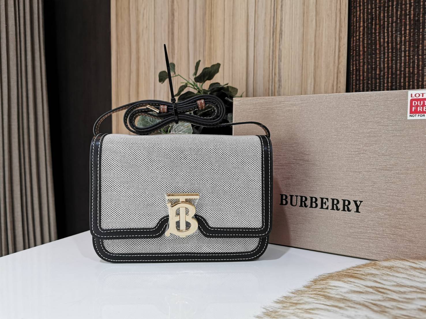 BURBERRY FRAGRANCES CROSSBODY BAG VIP GIFT WITH PURCHASE (GWP) พรีเมี่ยมกิ๊ฟรุ่นใหม่ล่าสุด Limited Edition วัสดุ Canvas & Leather ทรงเหลี่ยมสวยหรูอยู่ทรงโลโก้แบรนด์ด้านหน้าเปิดปิดด้วยฝาปิดสัญลักษณ์รูปตัวBภายในมีช่องแบ่งเป็นสัดส่วนใส่มือถือของจุกจิกได้ สาย