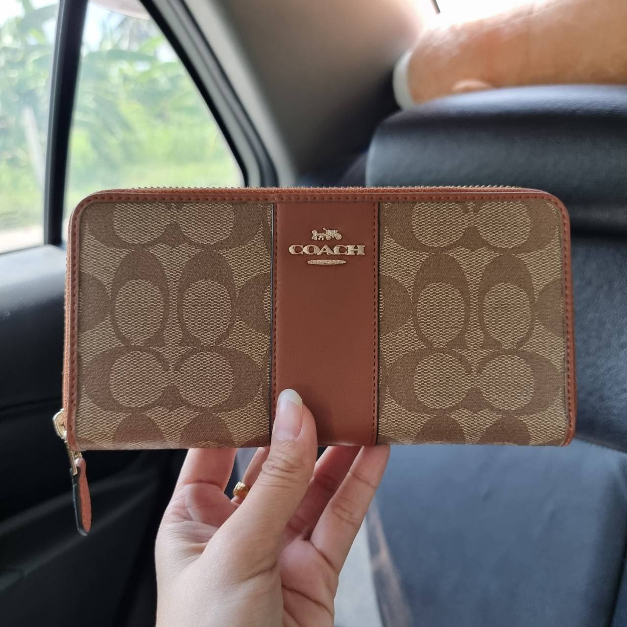 COACH F54630 ACCORDION ZIP WALLET IN SIGNATURE COATED CANVAS WITH LEATHER STRIPE กระเป๋าสตางค์ใบยาวรุ่นคลาสสิค คัดสีขายดีมาให้กันเลยจ้า ♥️ วัสดุหนังแคนวาสเคลือบลาย เปิด-ปิดด้วยซิปรอบ รูดใช้งานง่าย ใส่บัตรได้ มีช่องซิปใส่เหรียญ ใส่มือถือได้ พกใบนี้ใ