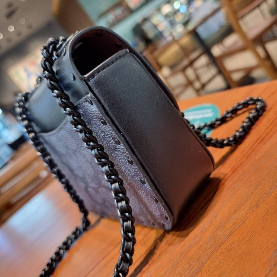 COACH C2462 MADISON SHOULDER BAG 16 IN SIGNATURE CANVAS WITH RIVETS กระเป๋าสะพายข้าง ไซส์กะทัดรัด พกพาง่าย น้ำหนักเบา ดีไซน์สวย โดดเด่นด้วยตัวล็อครูปดอกไม้ สีสันตกแต่งตัดกันกับลายซีอย่างลงตัว วัสดุหนังแคนวาสเคลือบลาย ภายในแบ่งสัดส่วนให้อย่างดี มาพร้อมสายส