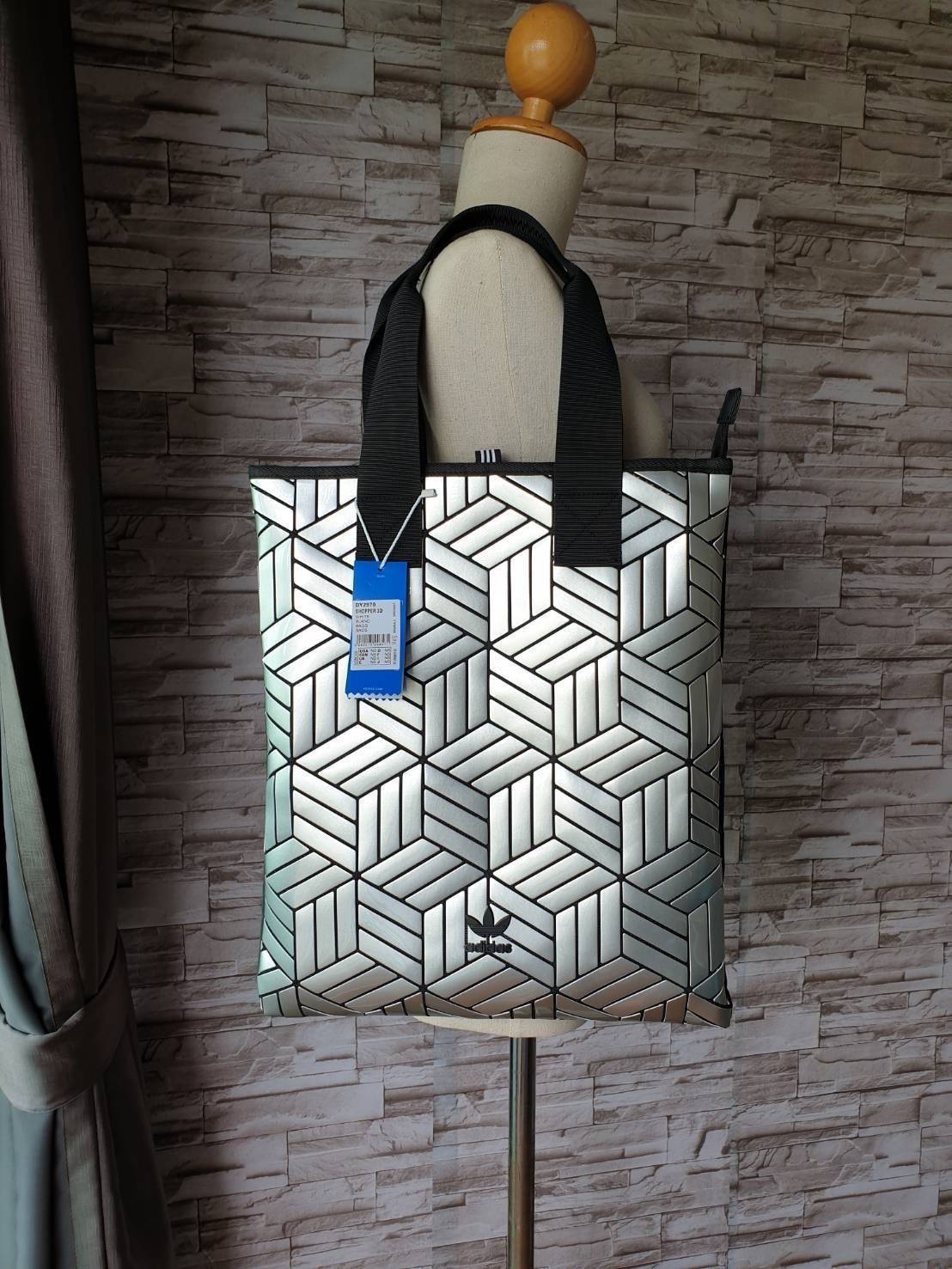 Adidas Original Shopper 3D Tote Bag Trefoil Handbag . Classic Sports กระเป๋าถือหรือสะพาย ลาย graphic ทรง sport วัสดุ polyurethaneเนื้อ matte หนังนิ่ม น้ำหนักเบา เปิดปิดด้วยซิป ภายในกว้างโล่ง ใส่ A4, iPad และของใช้ได้เยอะ Unisex ใช้ได้ทั้ง ช ญ ค่ะ