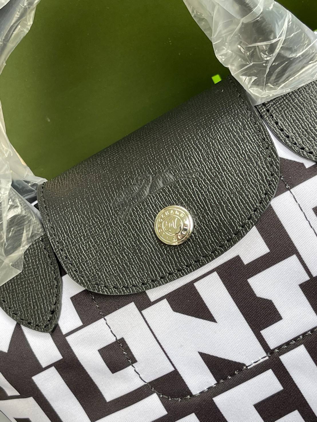 LONGCHAMP LE PLIAGE COLLECTION TOP HANDLE BAG XS พบกับคอลเลคชั่นใหม่ล่าสุด มีดีไซน์ที่เรียบหรูและคลาสสิก แฝงด้วยลูกเล่นแบบเฟมินีน แถมยังมีน้ำหนักเบาอย่างไม่น่าเชื่อ มาพร้อมกับหูจับกระเป๋าคู่และฝาปิดแบบกระดุม กระเป๋าถือใบนี้สามารถใช้ถือแบบทั่วไป มีสายสะพาย