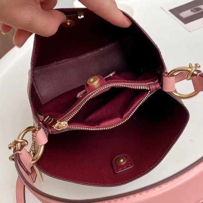 OUTTLET 】COACH SMALL TOWN BUCKET BAG IN SIGNATURE WITH Heart floral print สำหรับสาวแฟชั่นที่ชอบรายละเอียดชิคๆ ดีไซน์สุดเก๋ แนะนำเลยสำหรับกระเป๋าทรงบักเก็ตใบนี้ เชื่อว่าสาว ๆ หลายคนชื่นชอบ เป็นไอเทมที่สามารถแมทช์ได้กับเสื้อหลากหลายสไตล์ บรรจุของได้เยอะโดยท