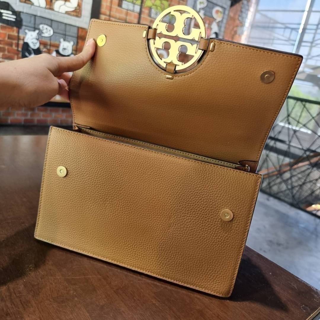 TORY BURCH MILLER SHOULDER BAG รุ่นยอดนิยม รุ่นหายาก รุ่นที่สาวๆตามหา ใบนี้เลย!! สวยหรู ผู้ดีทุกสี กระเป๋าสะพายไหล่ ดีไซน์อยู่ทรง คลาสสิคแฝงความหรูด้วยโลโก้สีทองอร่ามโดดเด่น วัสดุหนัง pepble สลับหนังวัวแท้ เปิด-ปิดด้วยกระดุมแม่เหล็ก ภายในโล่งกว้างมาก แบ่ง